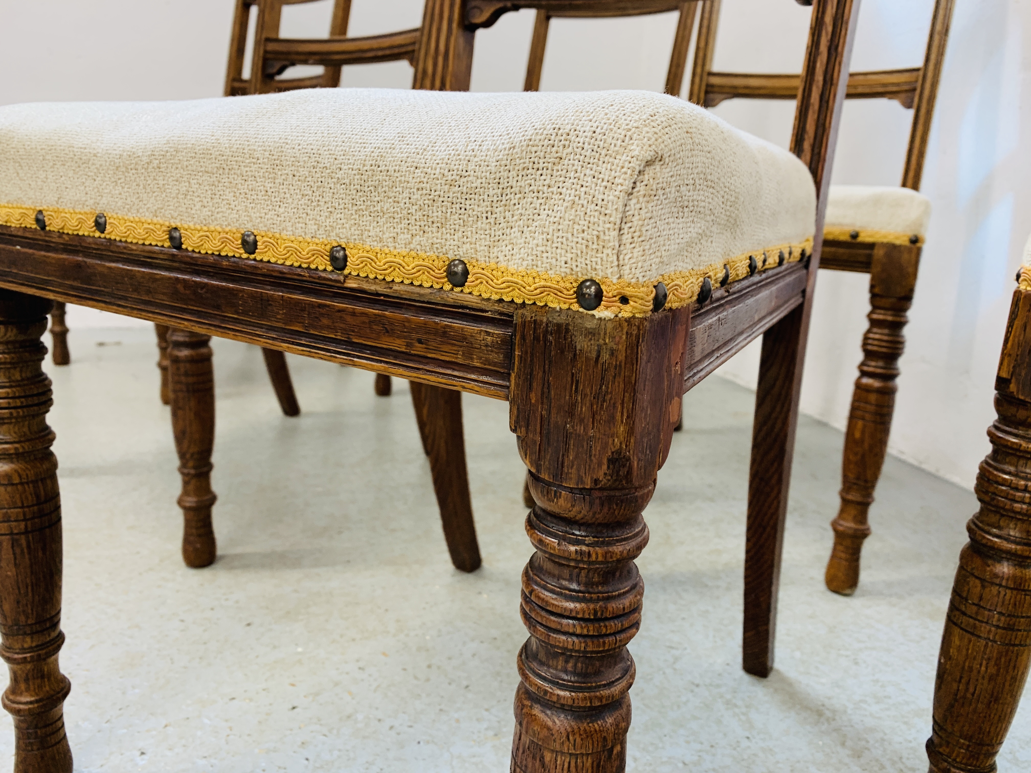 A SET OF 6 OAK FRAMED EDWARDIAN DINING CHAIRS ALONG WITH A SOLID OAK GATELEG DINING TABLE - Image 6 of 20