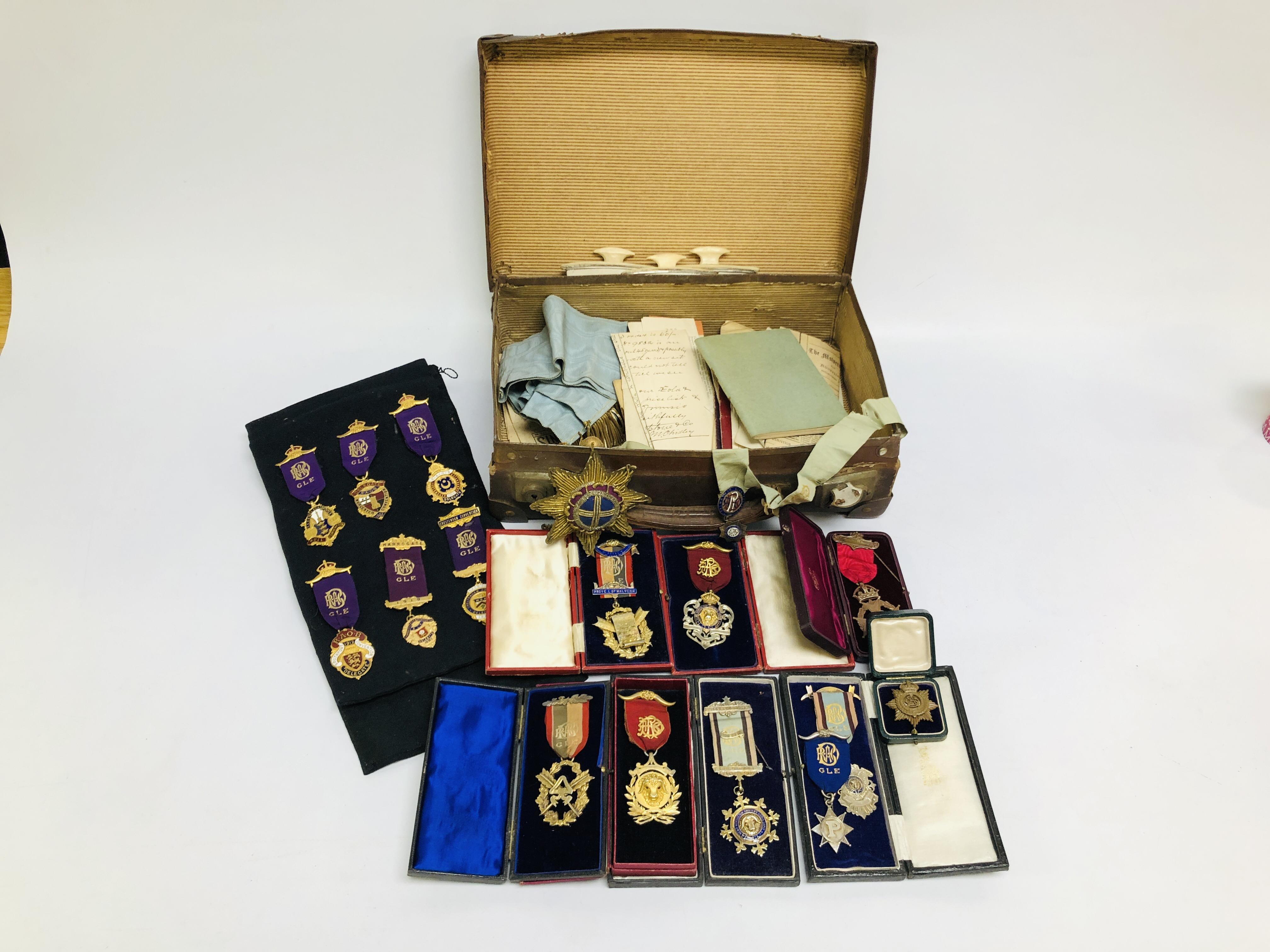 A VINTAGE CASE CONTAINING A COLLECTION OF MASONIC REGALIA TO INCLUDE SASHES, MEDALS, PAPERWORK,