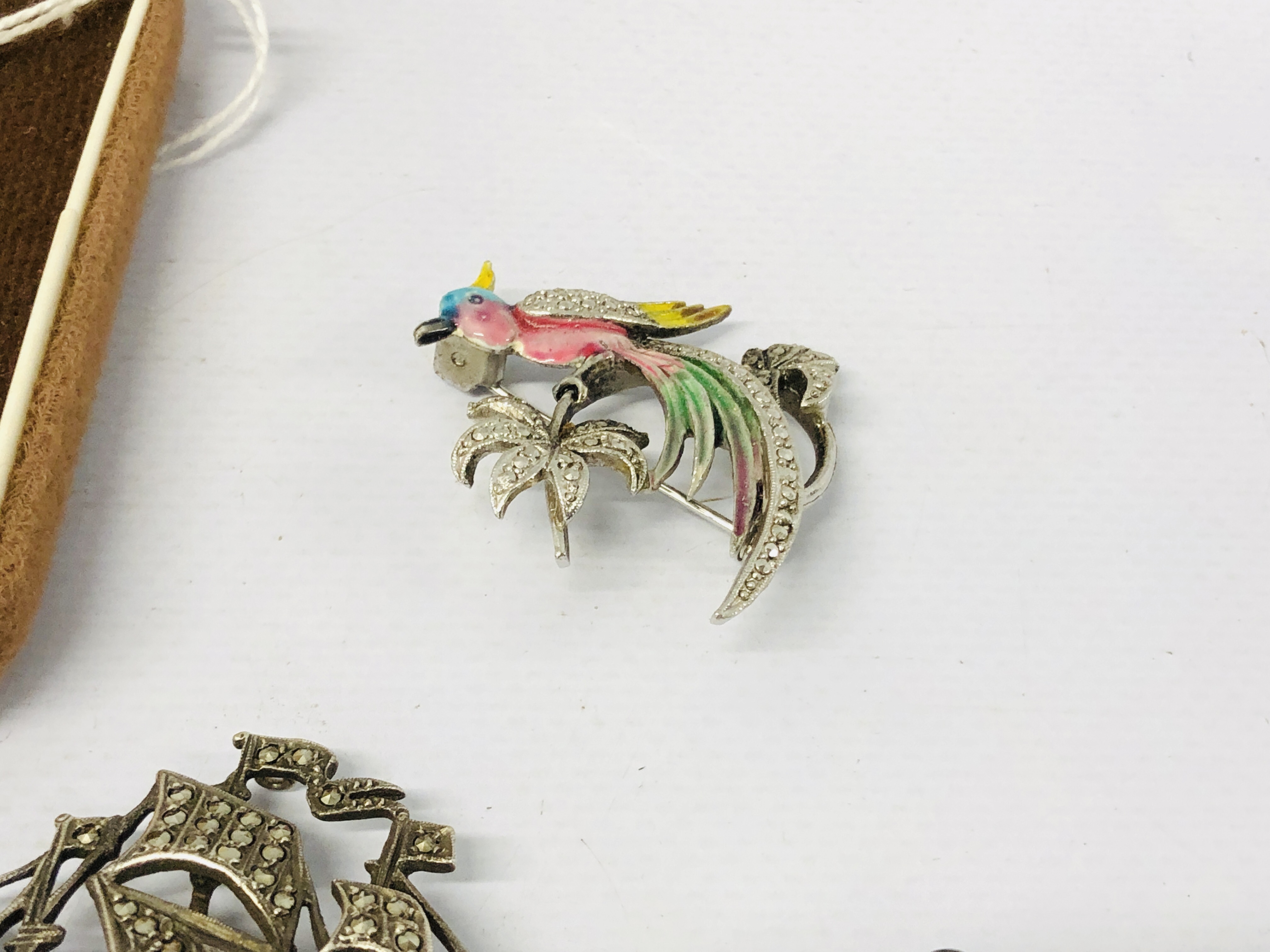 A GROUP OF FIVE BROOCHES TO INCLUDE SILVER MARCASITE SAILING SHIP, EXOTIC BIRD MARCASITE SET, - Image 8 of 11