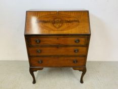 A MAHOGANY FINISH 3 DRAWER BUREAU WITH INLAID DETAIL