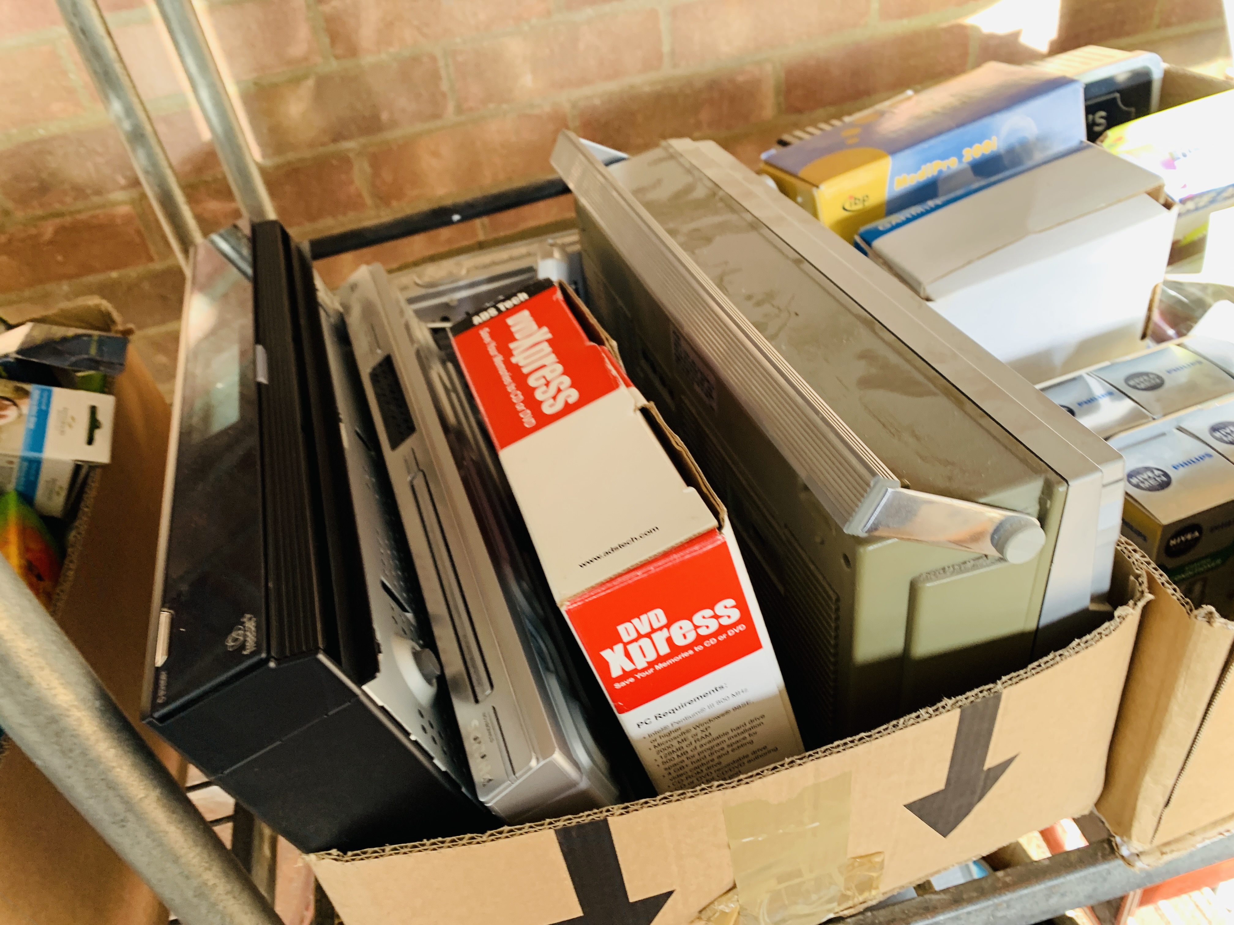 10 BOXES CONTAINING AN ASSORTMENT OF HOUSEHOLD EFFECTS TO INCLUDE PHILIPS HIFI, - Image 10 of 16