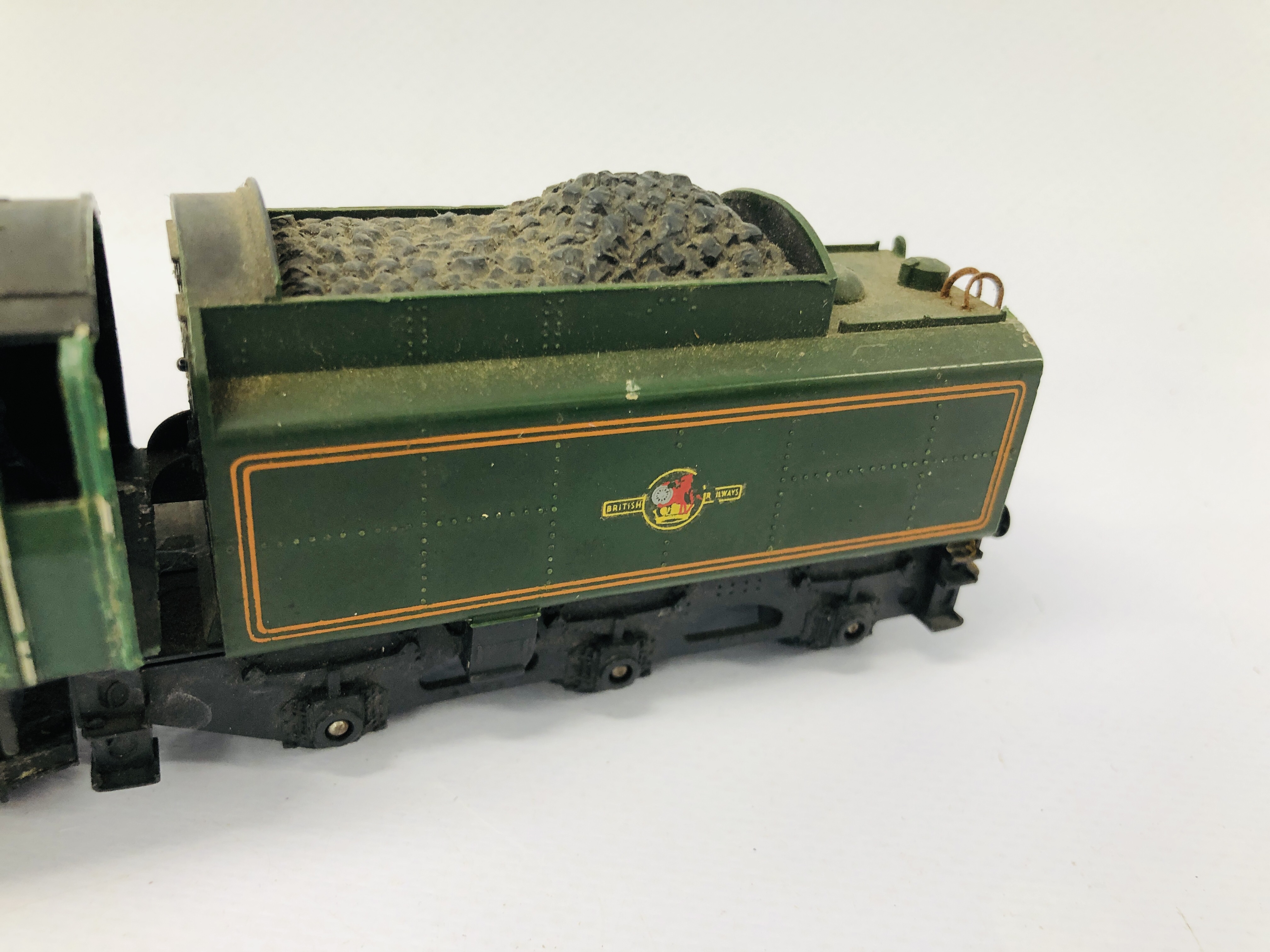 2 X TRIANG 00 GAUGE LOCOMOTIVES AND TENDERS INCLUDING BRITTANIA - Image 6 of 14