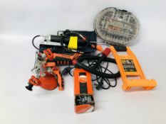 A RENOVATOR ROUTER BY "TWIST A SAW" AS NEW WITH AS NEW ACCESSORIES,