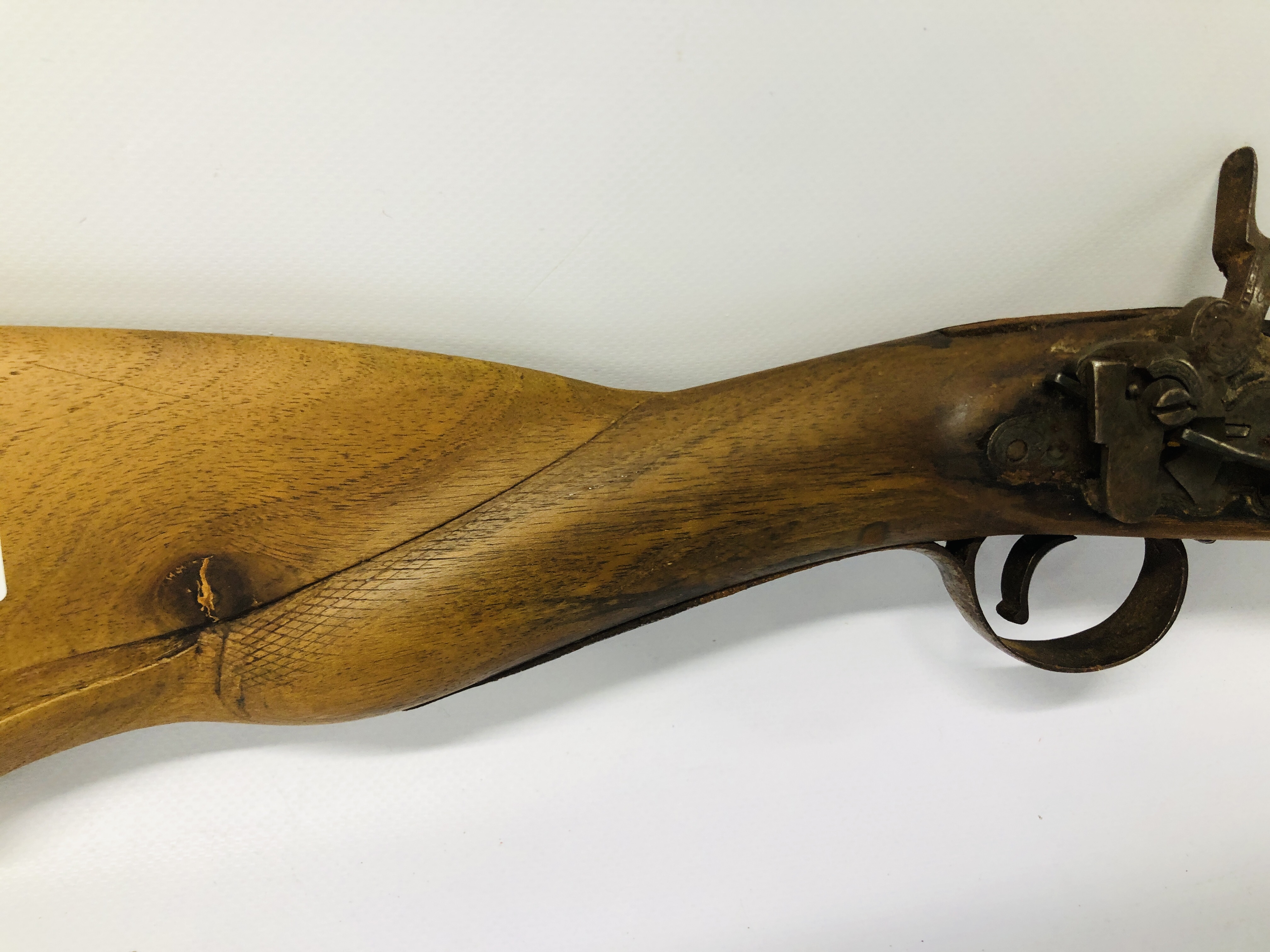 A REPRODUCTION WALL HANGING PERCUSSION CAP GUN - Image 7 of 12