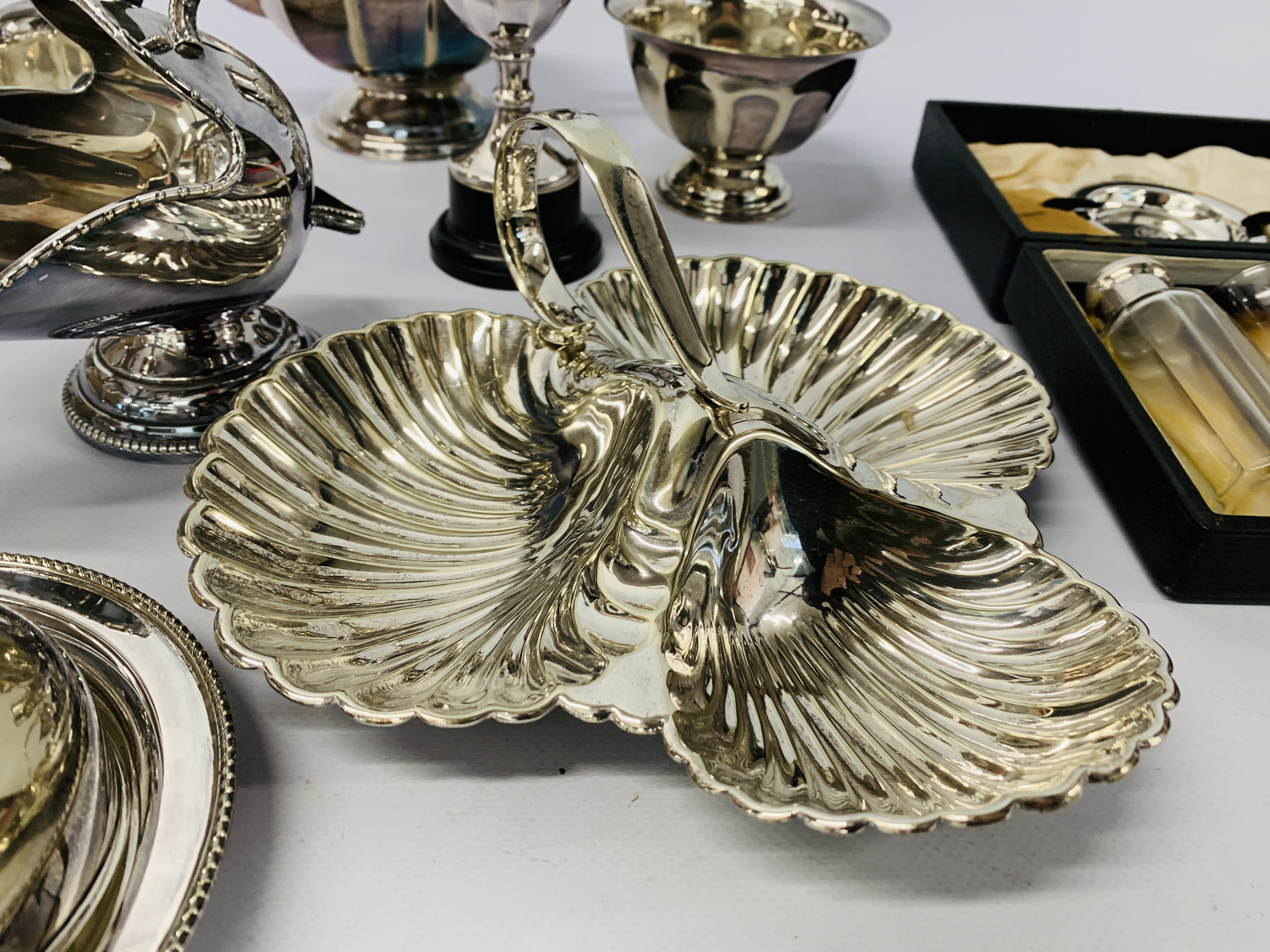 A COLLECTION OF SILVER PLATED WARES TO INCLUDE CASED COMMUNION SET, SUGAR AND CREAM CONDIMENT, - Image 4 of 7