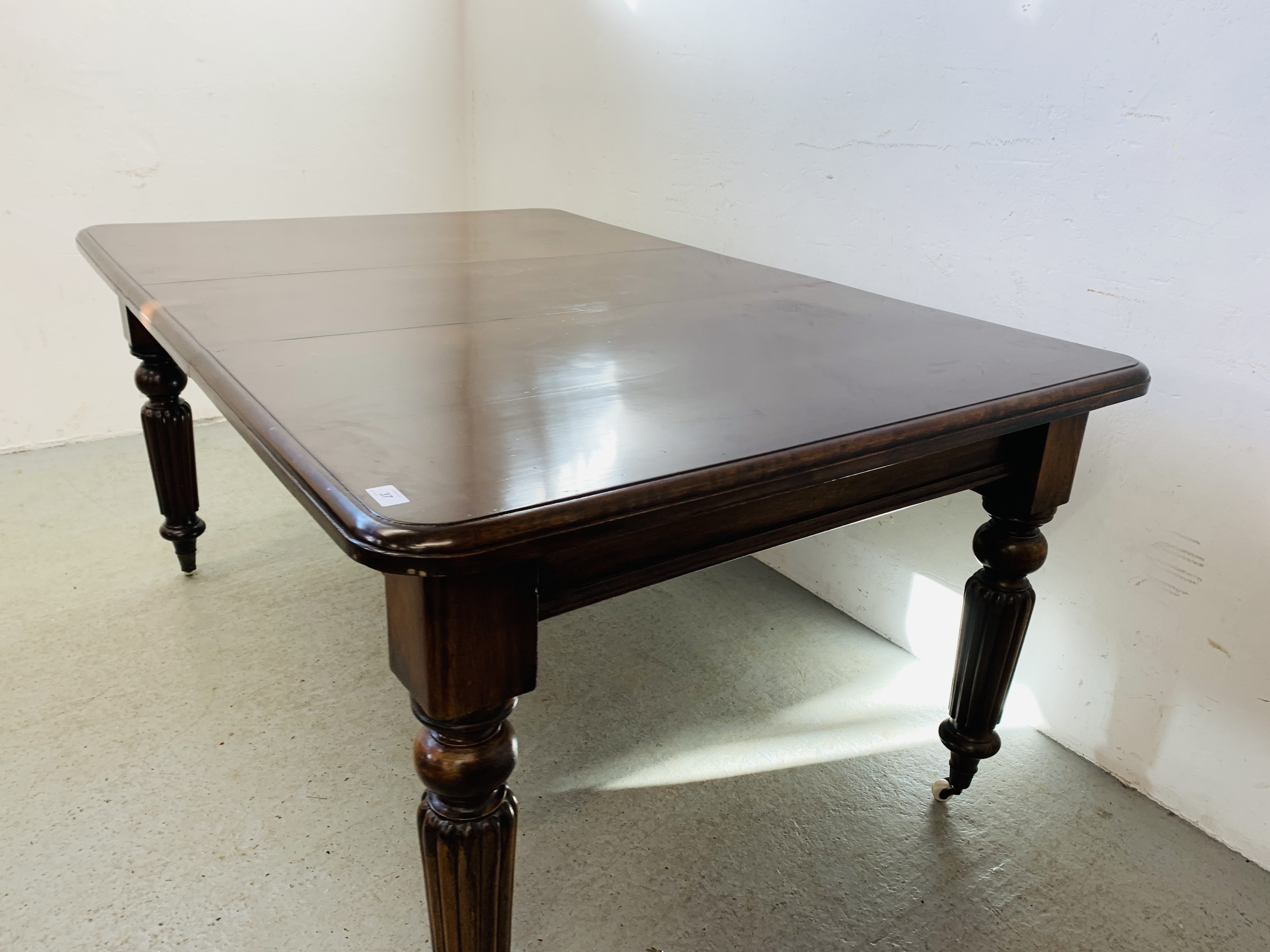 VICTORIAN MAHOGANY EXTENDING DINING TABLE, ON REEDED LEGS AND CERAMIC CASTORS (H 72CM, W 153CM, - Image 3 of 7
