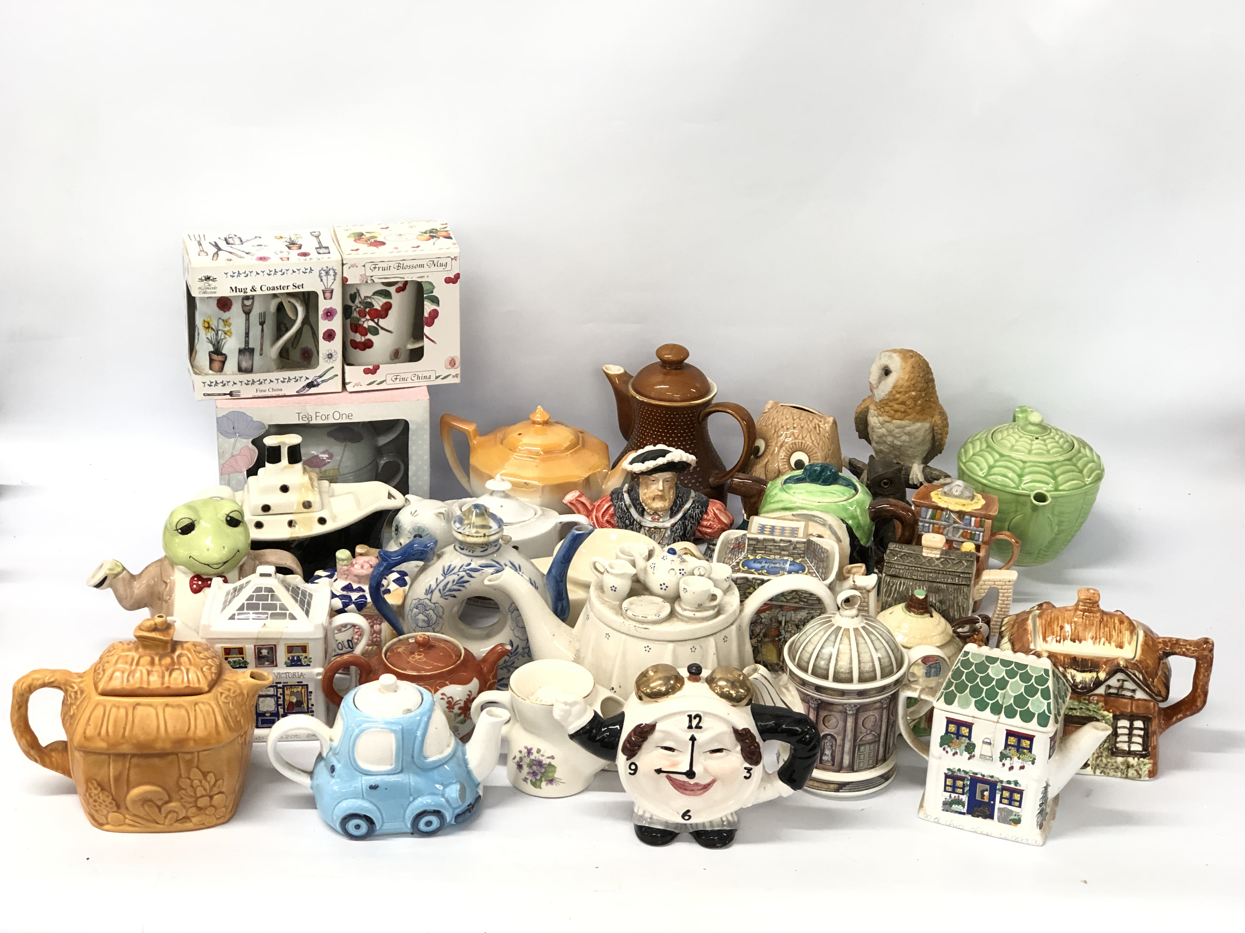 DECORATIVE TEAPOTS TO INCLUDE HOUSES,