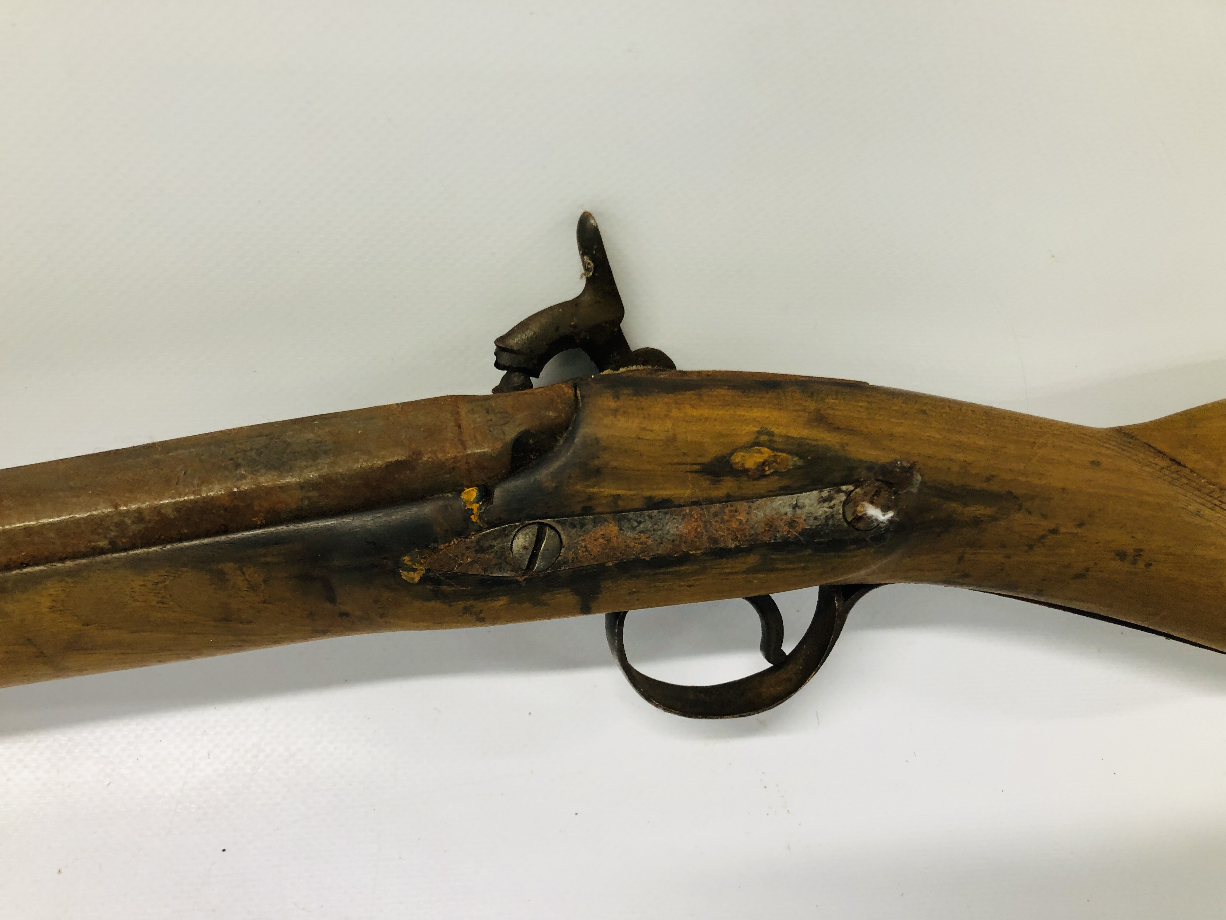 A REPRODUCTION WALL HANGING PERCUSSION CAP GUN - Image 11 of 12