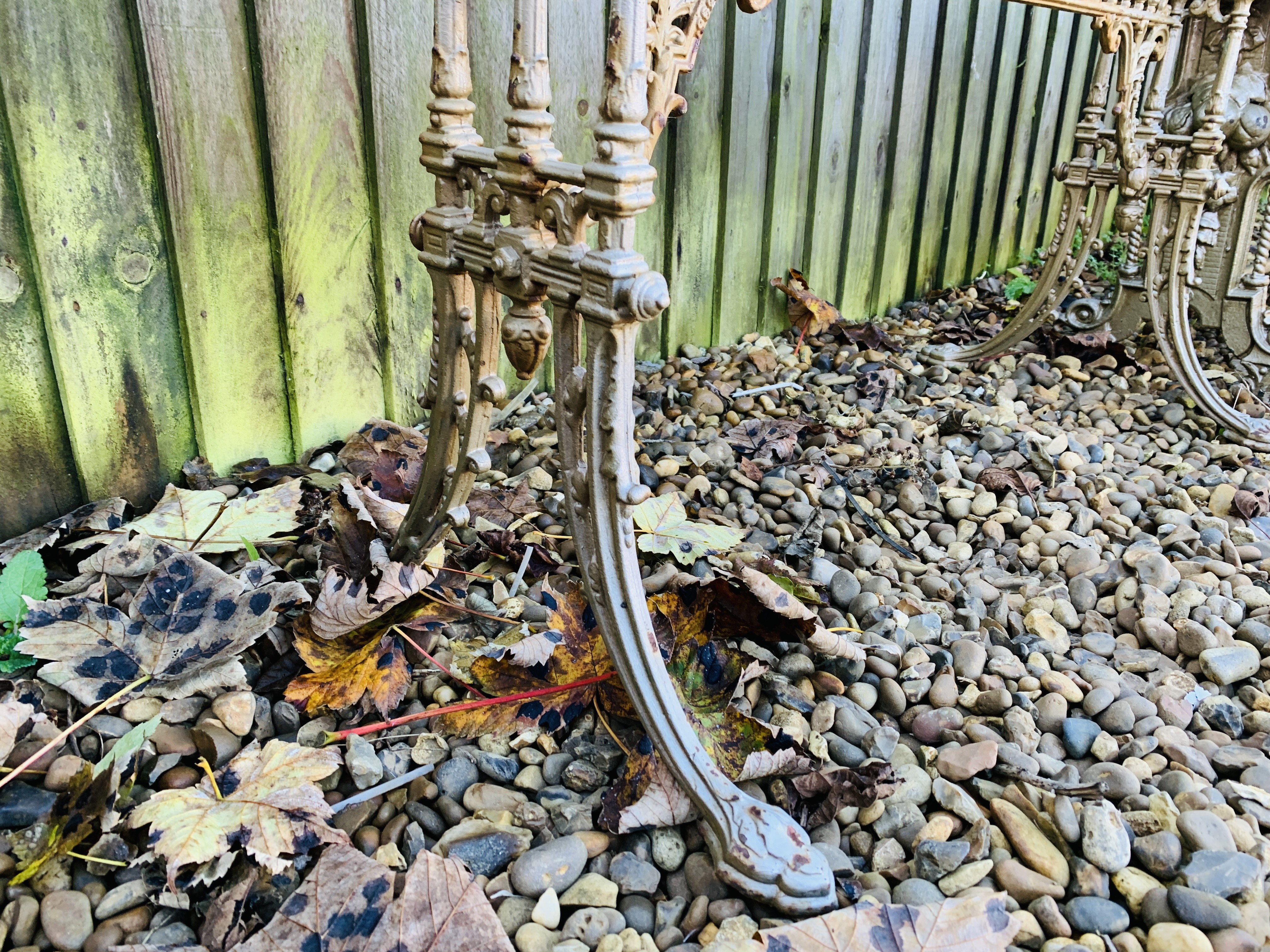 SET OF FOUR DECORATIVE CAST ALUMINIUM GARDEN CHAIRS ALONG WITH DECORATIVE CAST IRON TABLE BASE A/F - Image 4 of 12