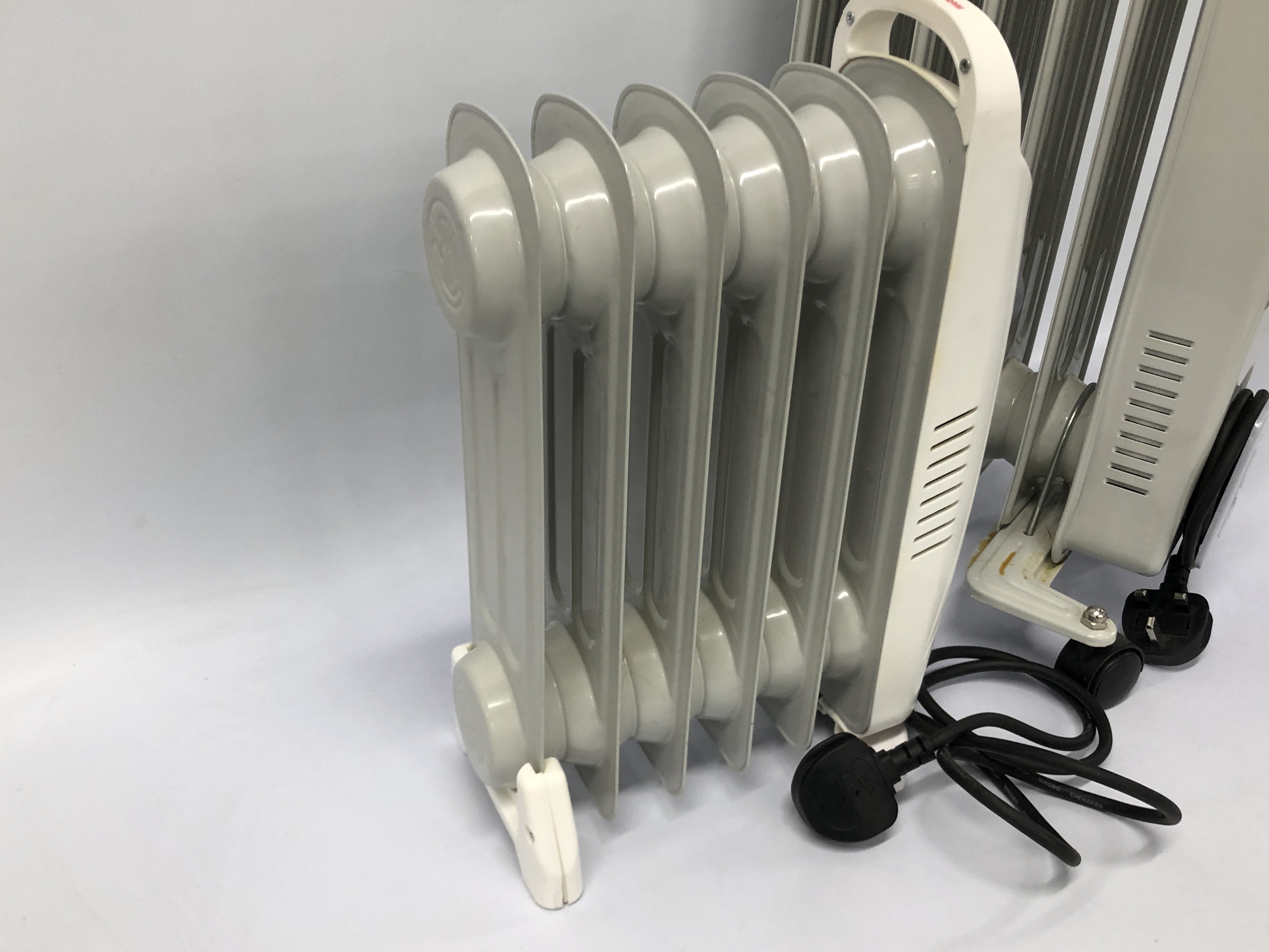 2 DAEWOO OIL FITTED ELECTRIC HEATERS, WHEELED HEATER H 54CM, W 32CM, SMALLER HEATER H 35CM, - Image 5 of 9