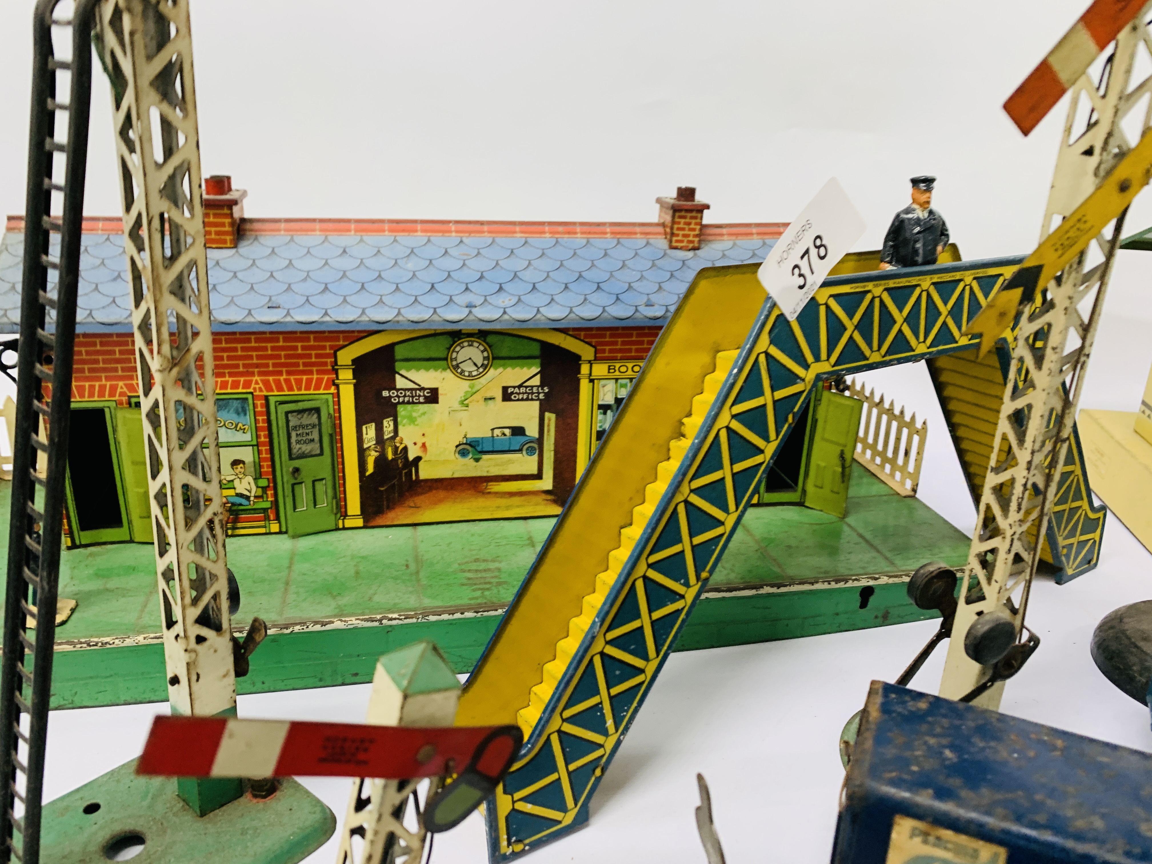 A COLLECTION OF HORNBY MECCANO TRACKSIDE BUILDINGS, BRIDGES, SIGNALS, 5 KEYS, VEHICLES ETC. - Image 3 of 23