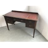 AN EDWARDIAN MAHOGANY KNEEHOLE WRITING DESK WITH TOOLED LEATHER WRITING SURFACE - W 121CM. D 54CM.