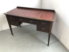 AN EDWARDIAN MAHOGANY KNEEHOLE WRITING DESK WITH TOOLED LEATHER WRITING SURFACE - W 121CM. D 54CM.