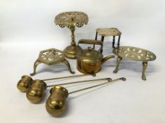 BOX OF ASSORTED VINTAGE BRASSWARE TO INCLUDE 4 X TRIVETS & A KETTLE + A SET OF 3 GRADUATED SPIRIT