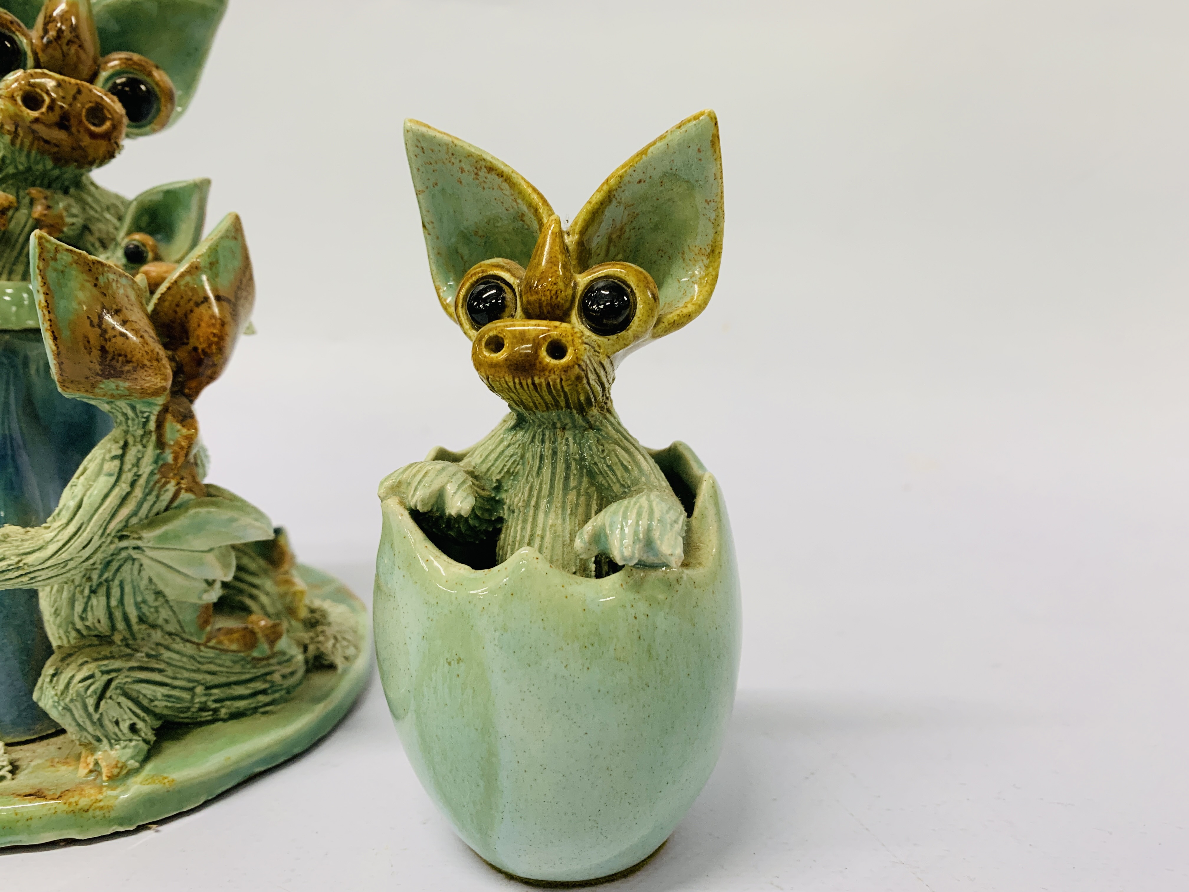 2 X YARE DESIGN POTTERY DRAGON STUDIES, MOTHER DRAGON WITH 3 BABIES, - Image 2 of 4