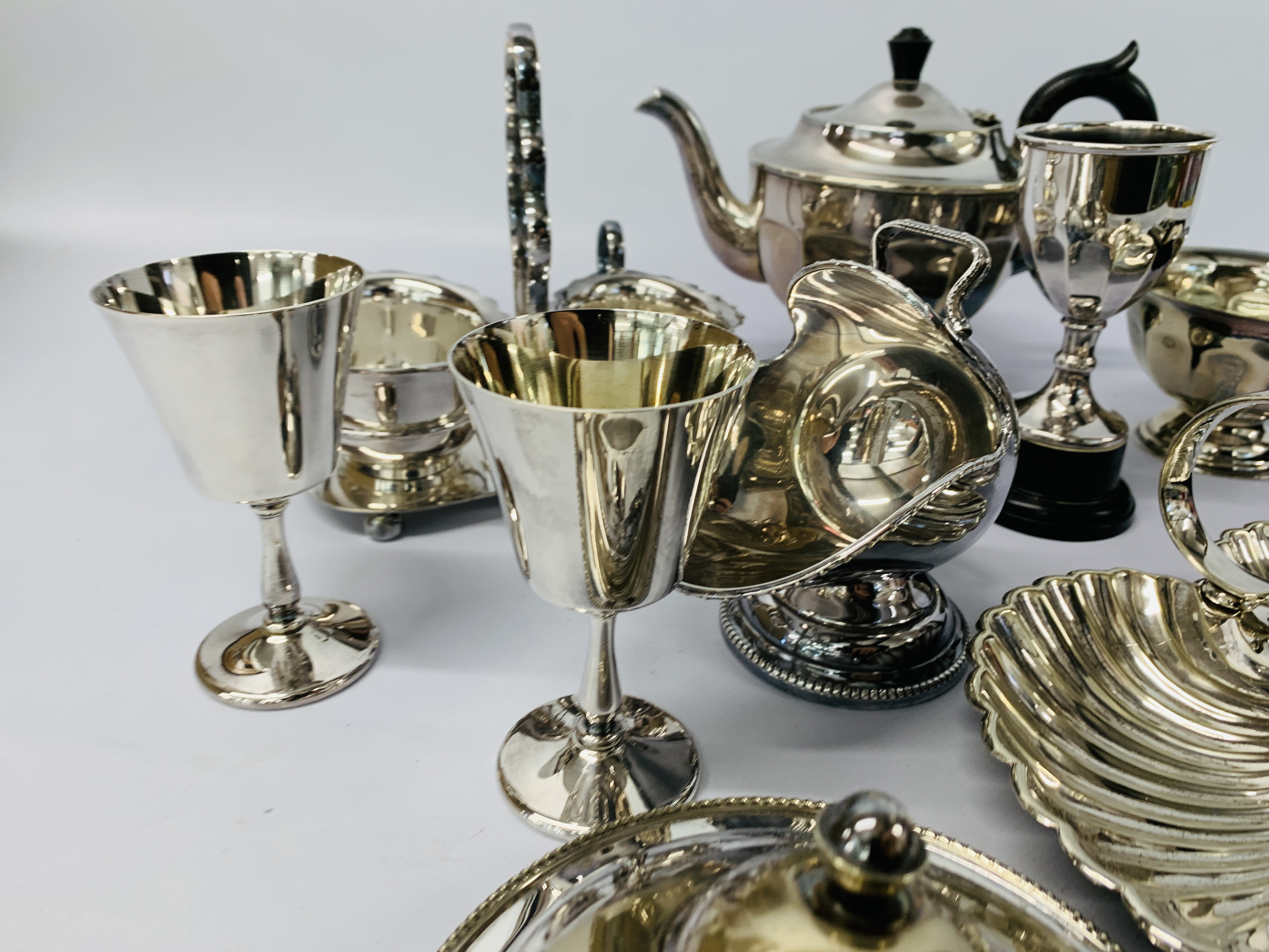A COLLECTION OF SILVER PLATED WARES TO INCLUDE CASED COMMUNION SET, SUGAR AND CREAM CONDIMENT, - Image 5 of 7