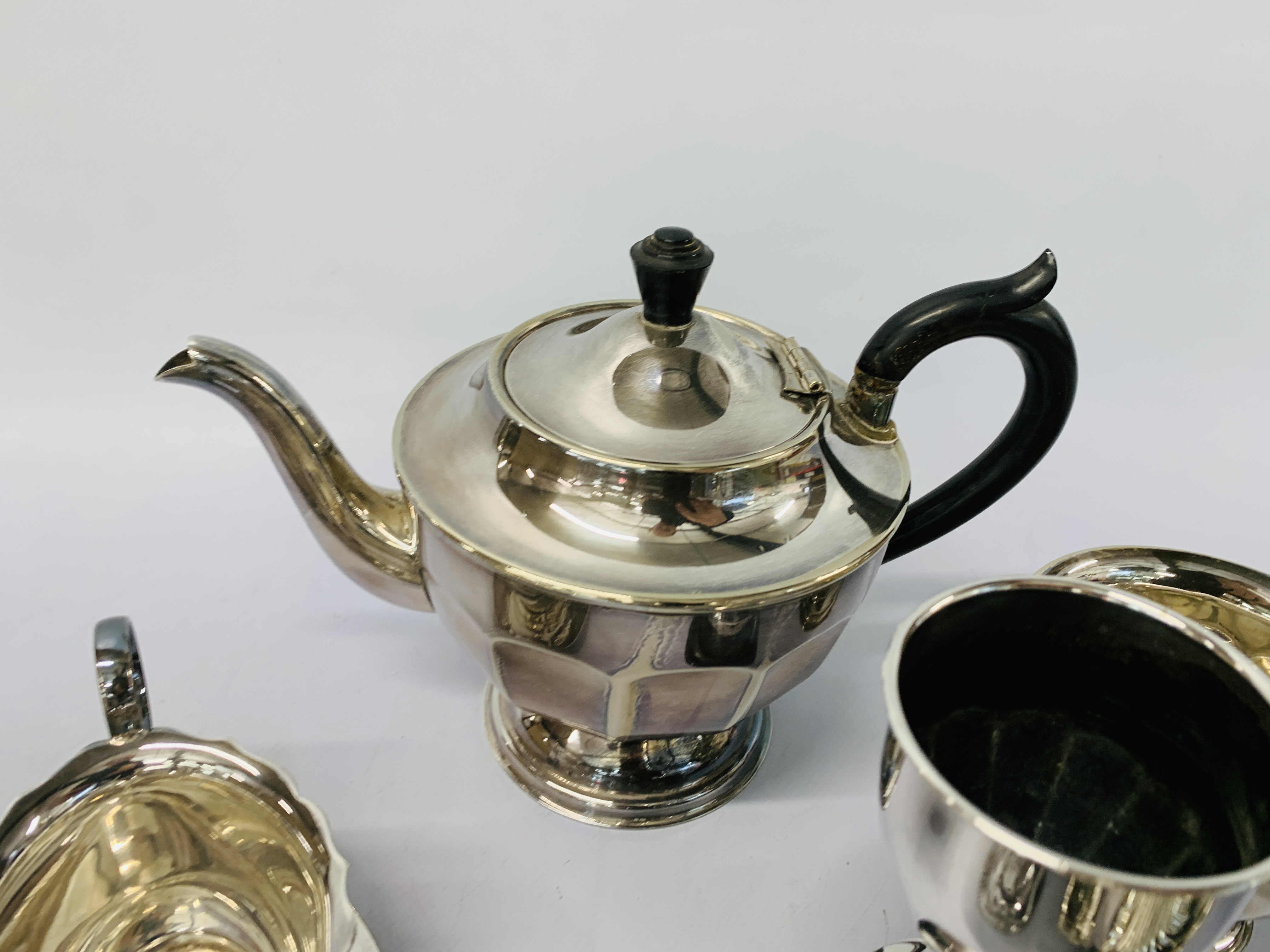 A COLLECTION OF SILVER PLATED WARES TO INCLUDE CASED COMMUNION SET, SUGAR AND CREAM CONDIMENT, - Image 6 of 7