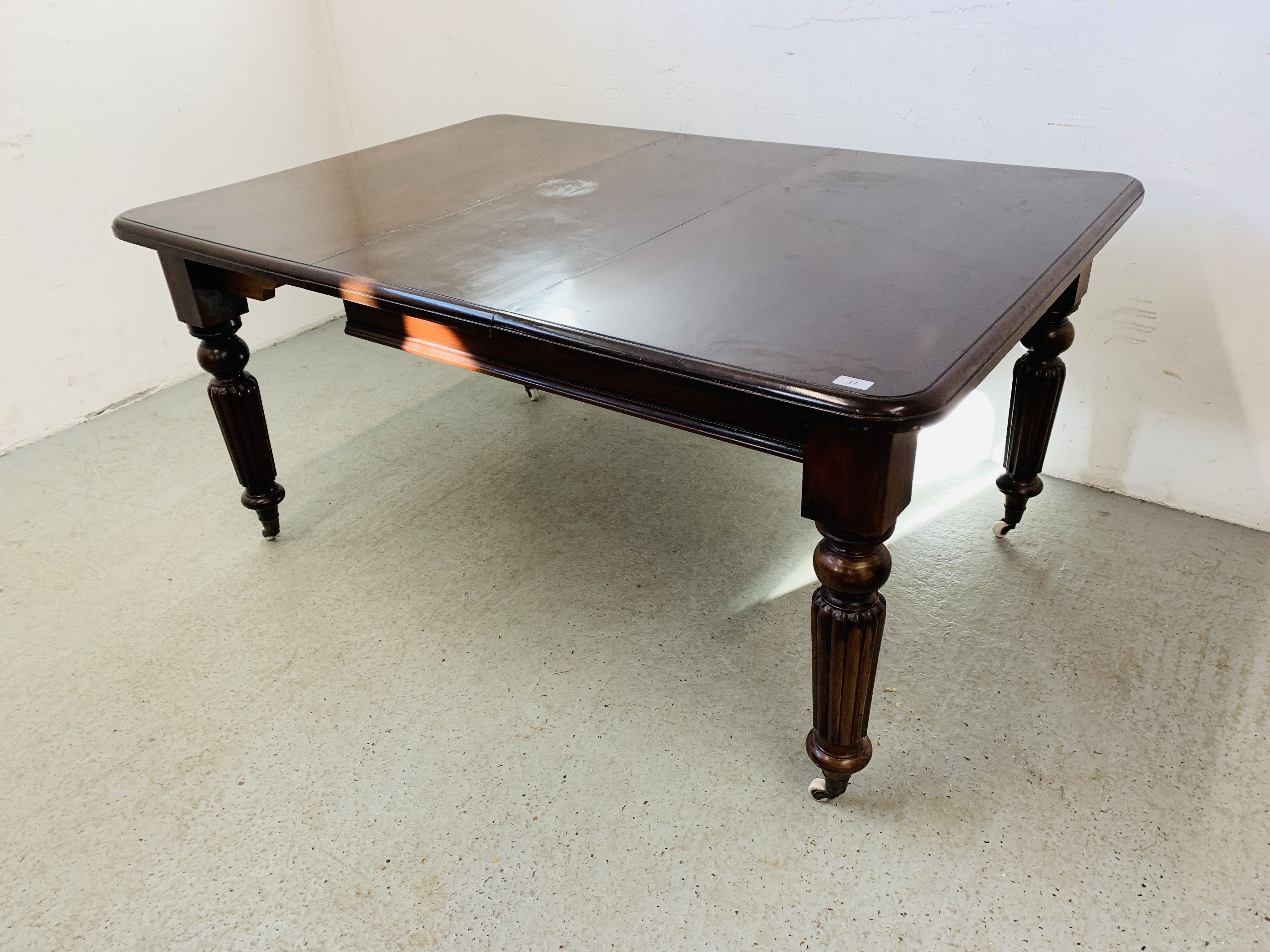 VICTORIAN MAHOGANY EXTENDING DINING TABLE, ON REEDED LEGS AND CERAMIC CASTORS (H 72CM, W 153CM,