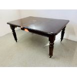 VICTORIAN MAHOGANY EXTENDING DINING TABLE, ON REEDED LEGS AND CERAMIC CASTORS (H 72CM, W 153CM,