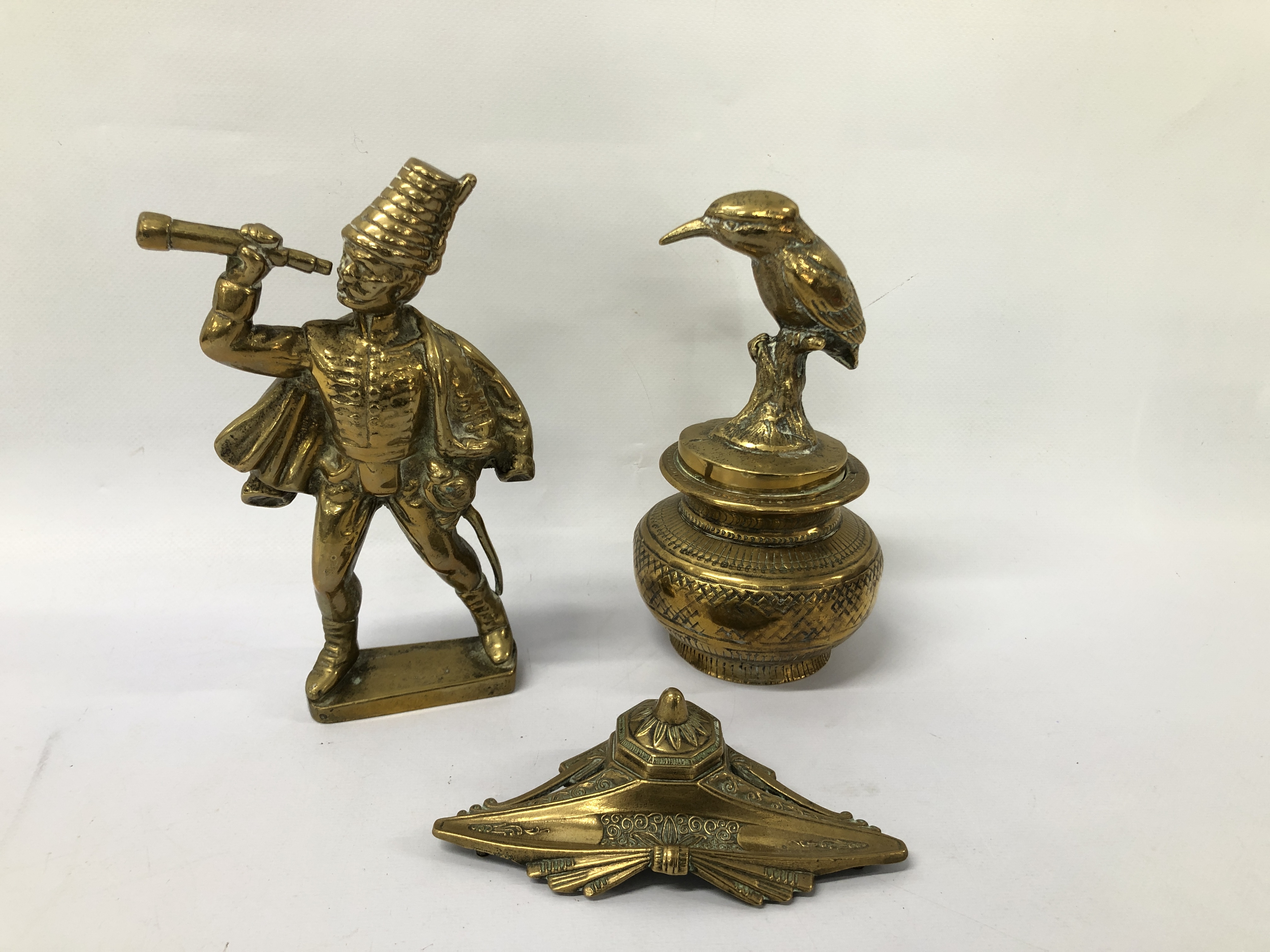 DECORATIVE BRASS INKWELL, HEAVY BRASS KINGFISHER ORNAMENT ON A DECORATIVE ENGRAVED BASE,