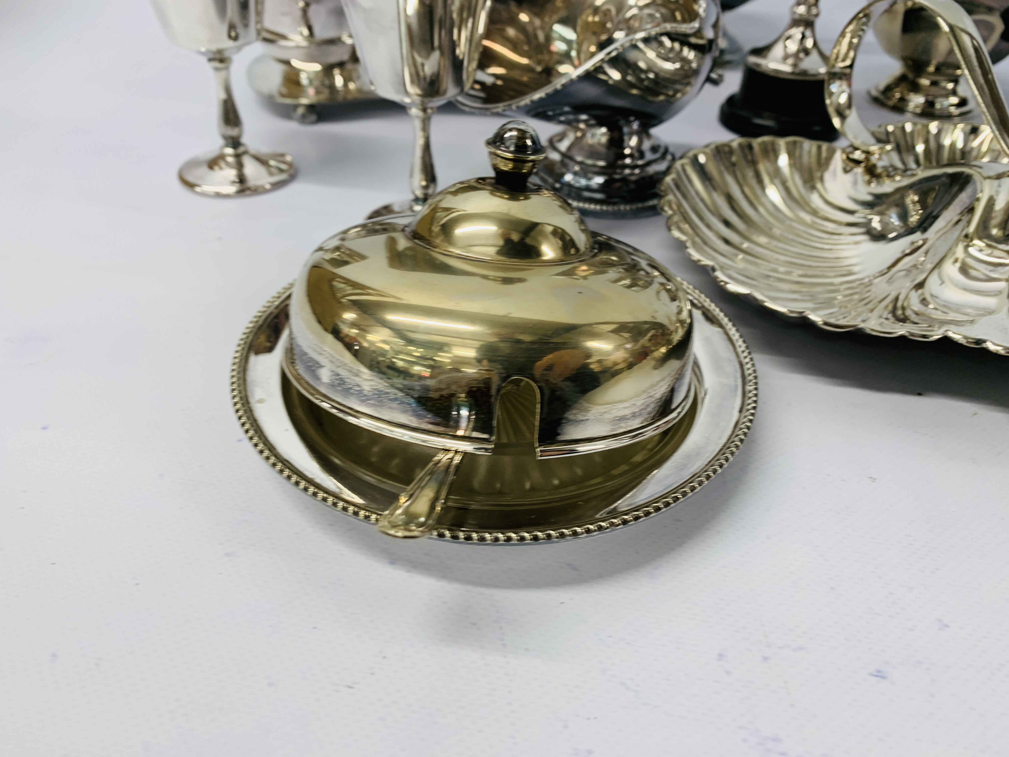 A COLLECTION OF SILVER PLATED WARES TO INCLUDE CASED COMMUNION SET, SUGAR AND CREAM CONDIMENT, - Image 2 of 7