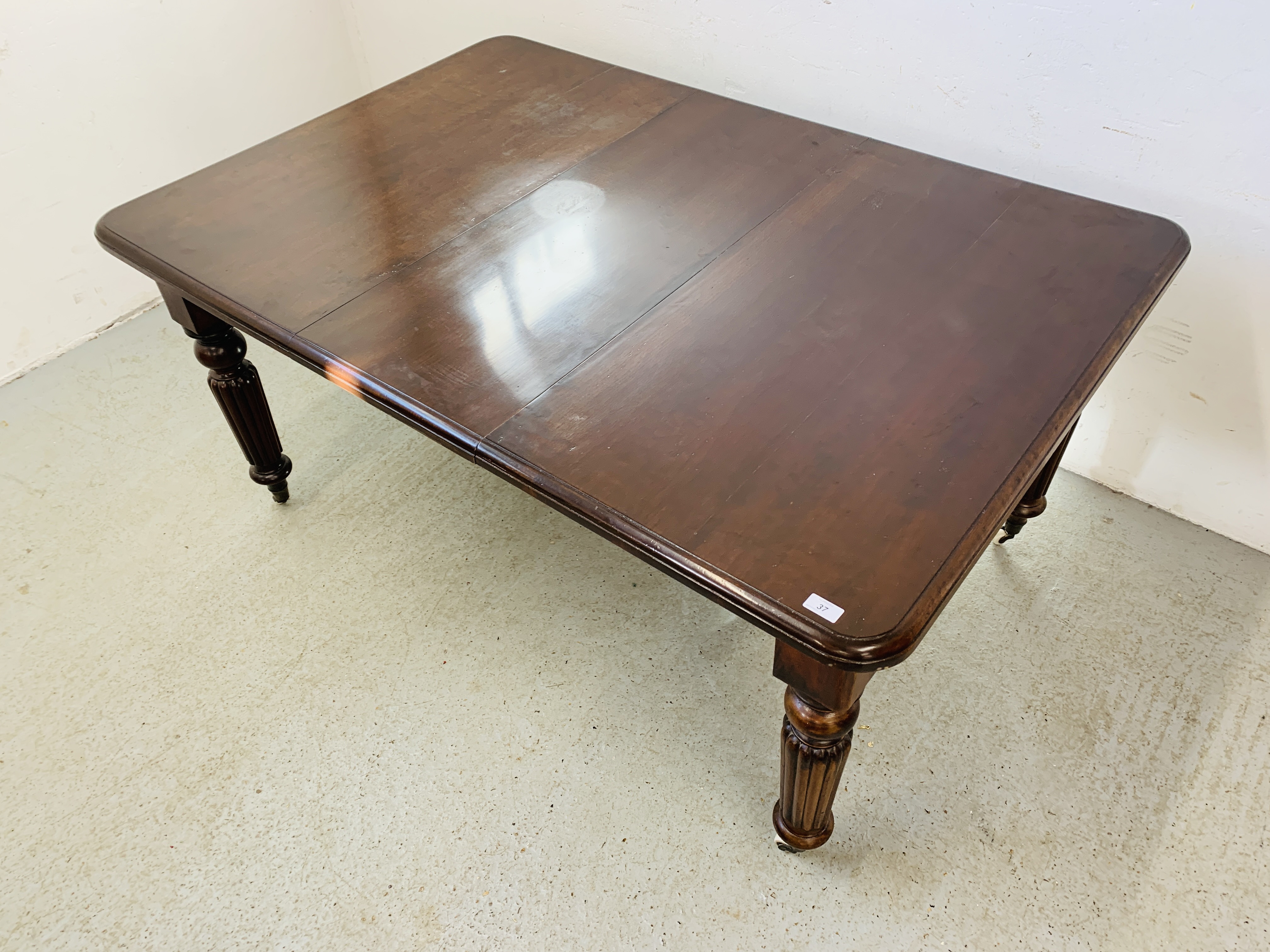 VICTORIAN MAHOGANY EXTENDING DINING TABLE, ON REEDED LEGS AND CERAMIC CASTORS (H 72CM, W 153CM, - Image 2 of 7