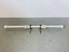 A MODERN LIMED FINISH WOODEN CURTAIN POLE (APPROX 6FT)