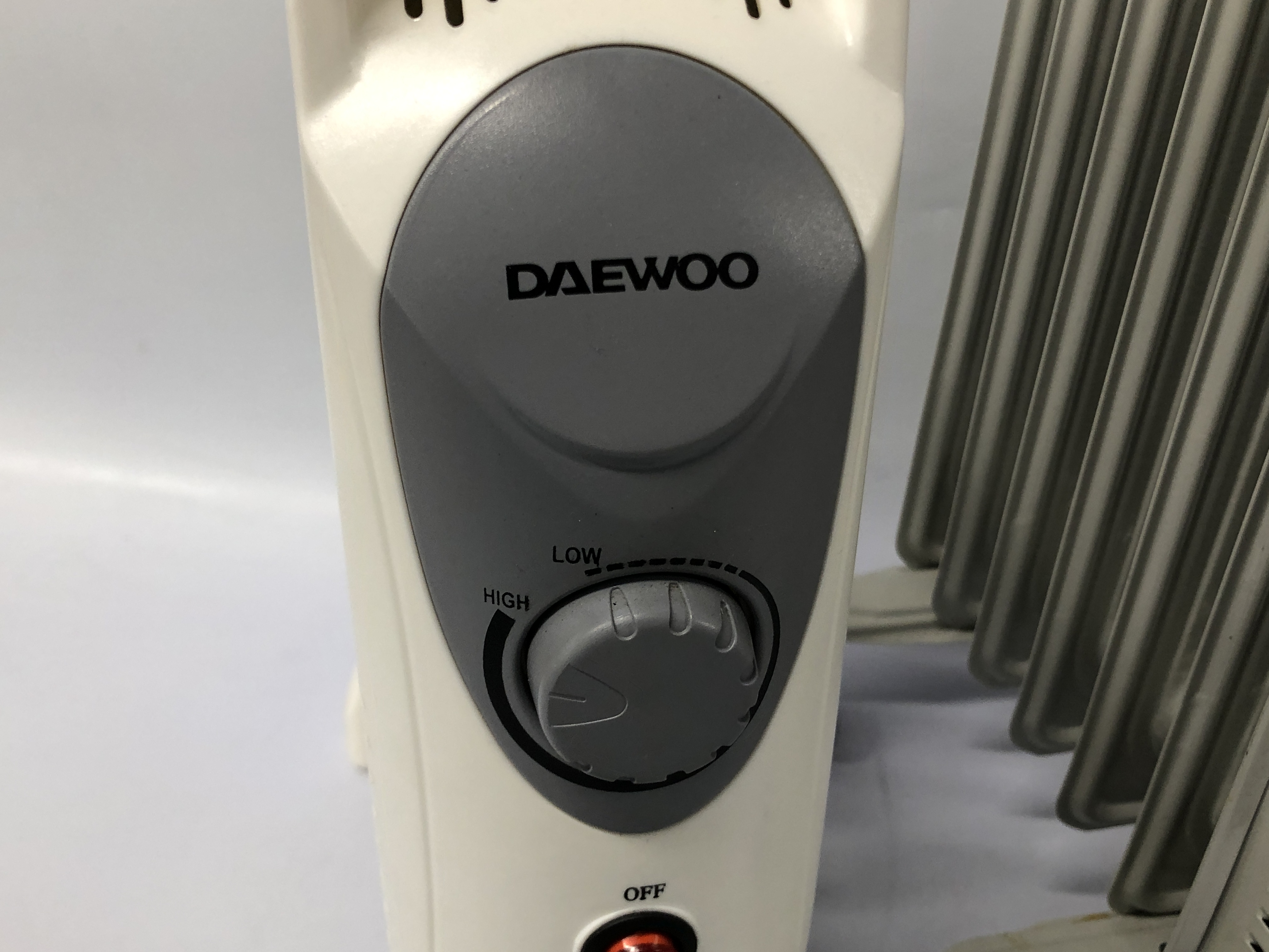 2 DAEWOO OIL FITTED ELECTRIC HEATERS, WHEELED HEATER H 54CM, W 32CM, SMALLER HEATER H 35CM, - Image 2 of 9