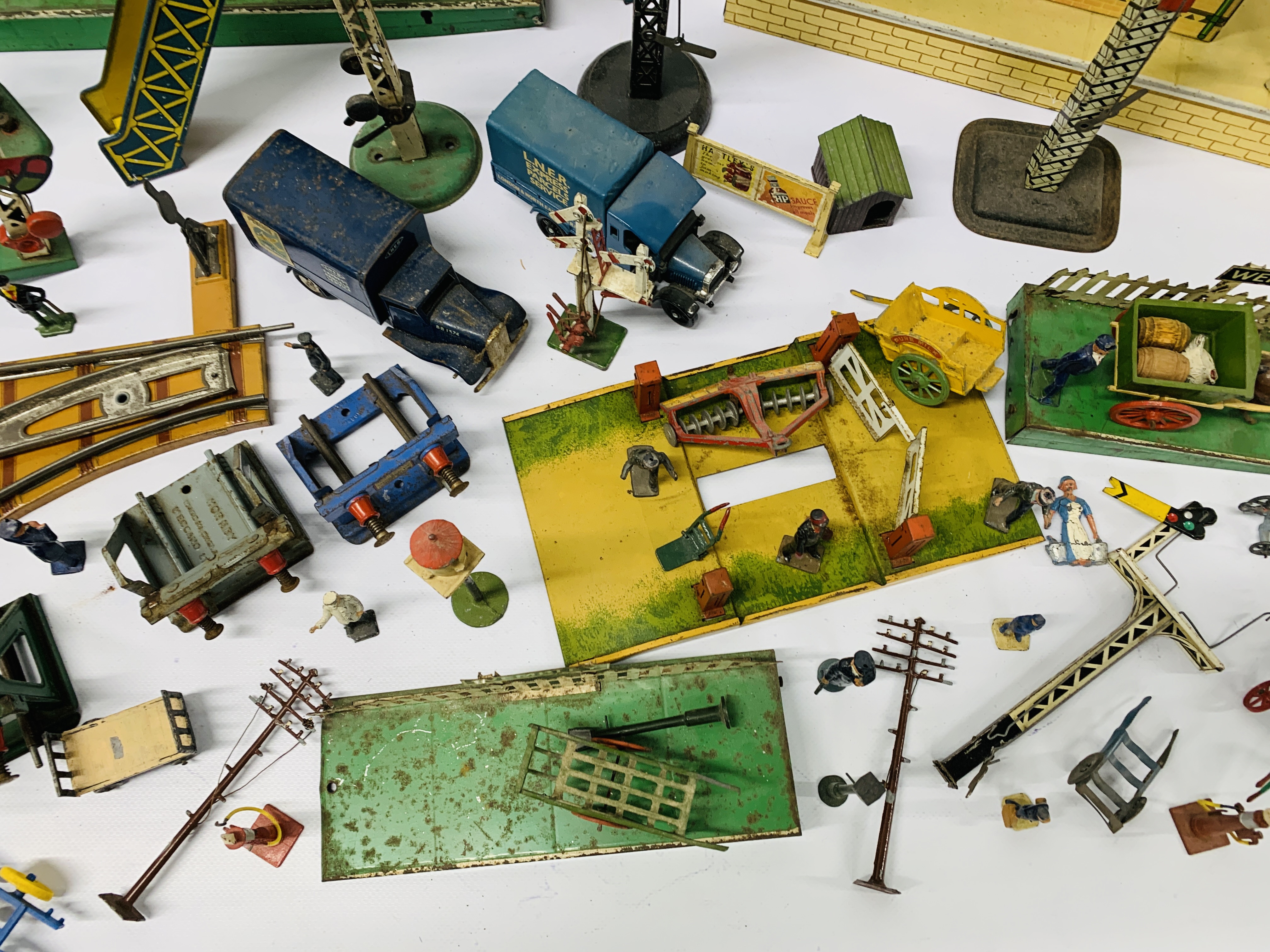 A COLLECTION OF HORNBY MECCANO TRACKSIDE BUILDINGS, BRIDGES, SIGNALS, 5 KEYS, VEHICLES ETC. - Image 16 of 23