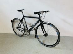 A GENTS PEARSON SINGLE SPEED LIGHTWEIGHT ROAD BIKE WITH CARBON FIBRE FORKS,