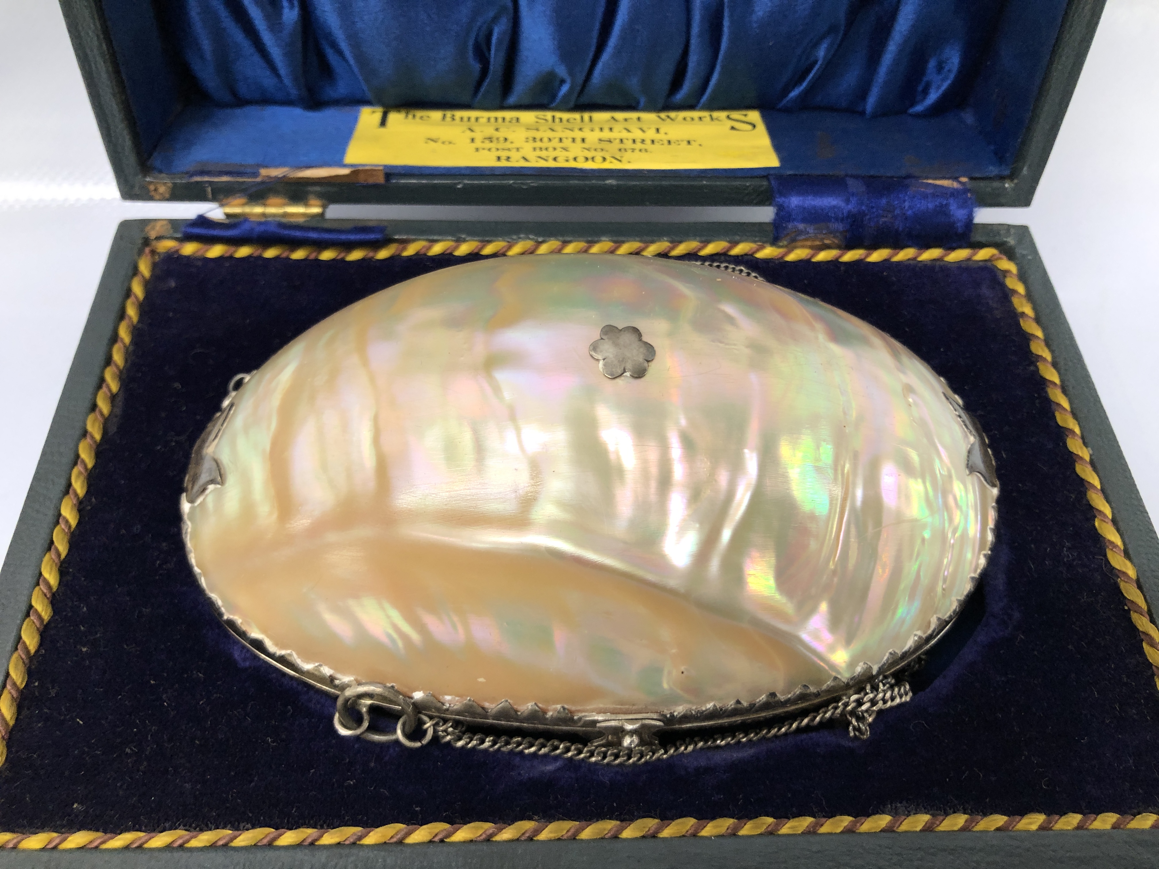 A MOTHER OF PEARL LADIES EVENING PURSE WITH WHITE METAL DETAILING CLASP FITTED WITH INTERIOR MIRROR - Image 11 of 13