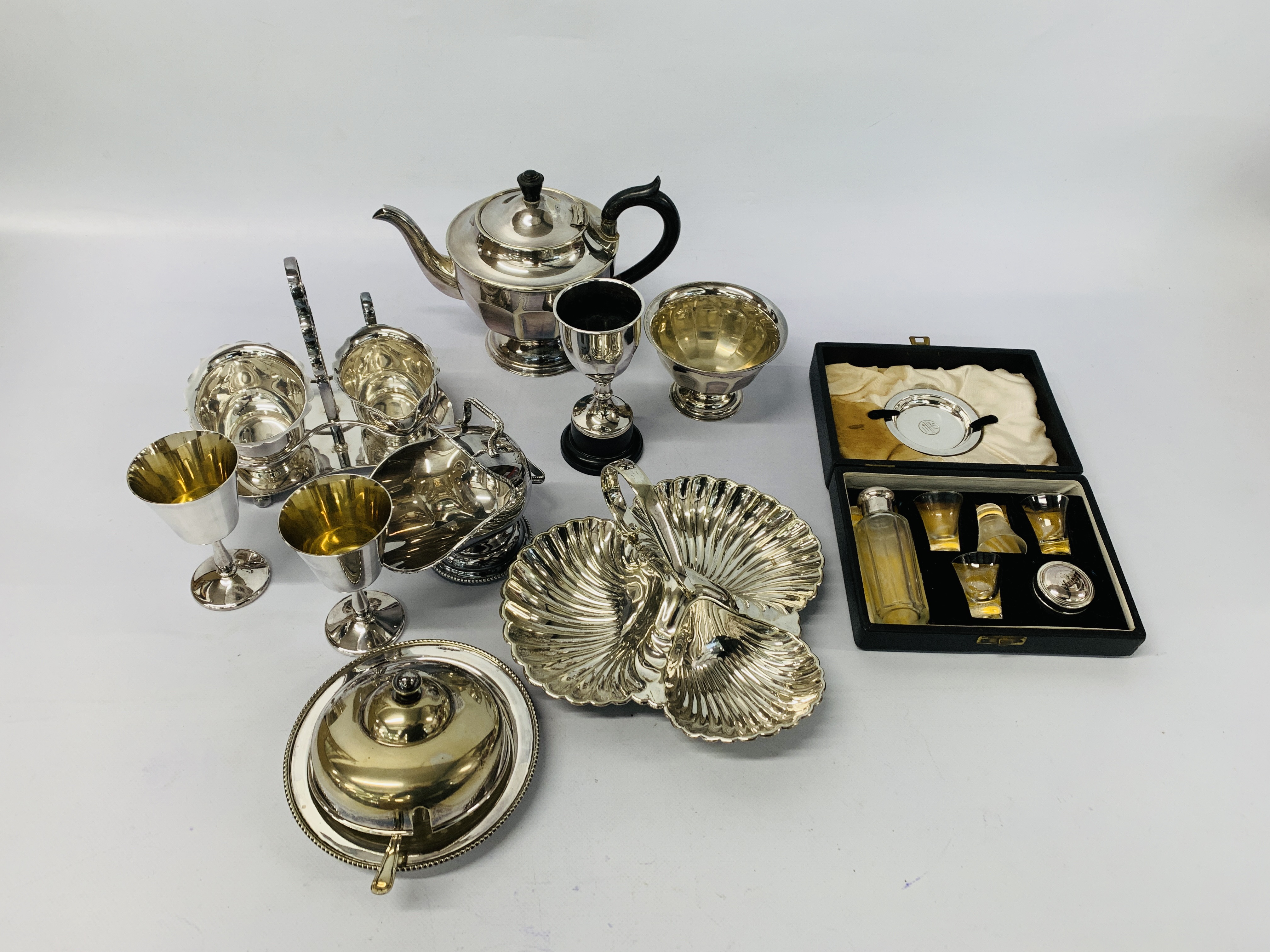 A COLLECTION OF SILVER PLATED WARES TO INCLUDE CASED COMMUNION SET, SUGAR AND CREAM CONDIMENT,