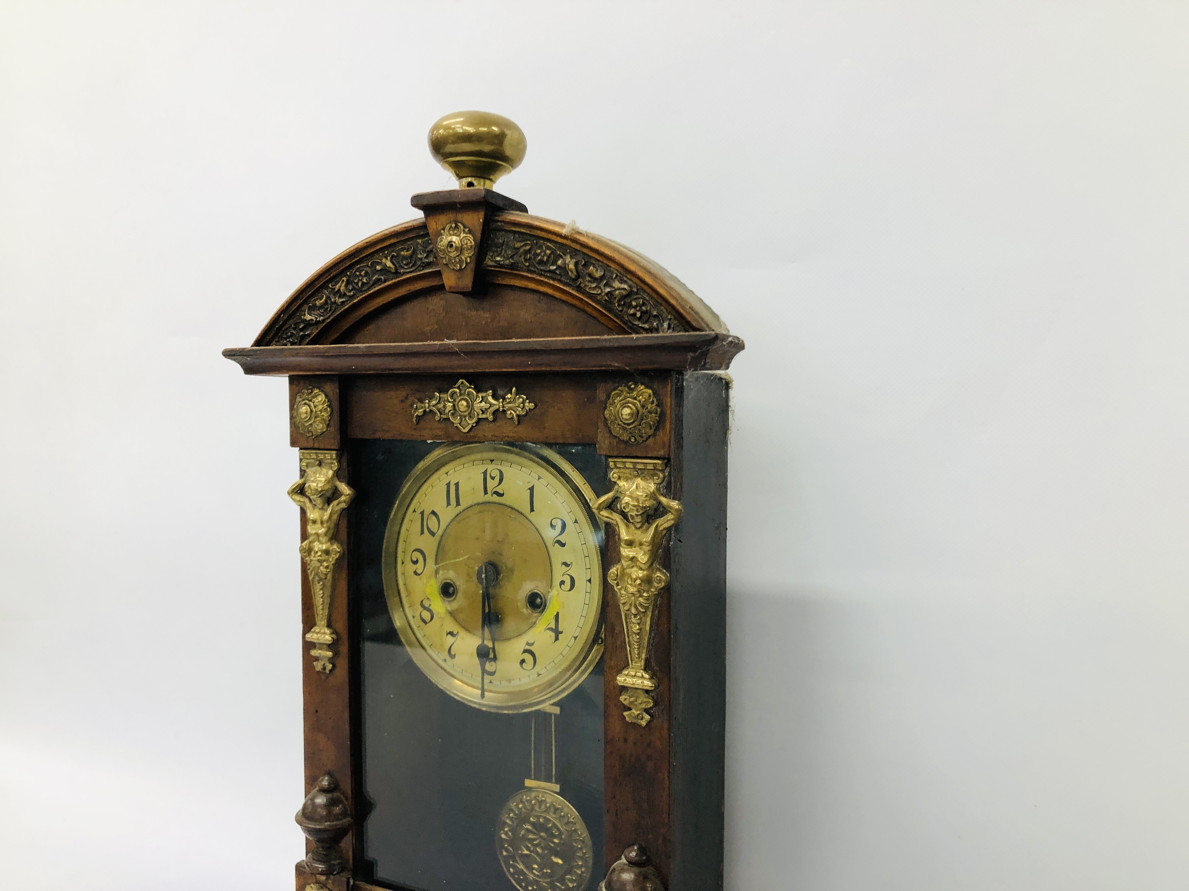 VINTAGE MAHOGANY CASED MANTEL CLOCK WITH APPLIED BRASS DETAIL - H 45CM. - Image 5 of 8