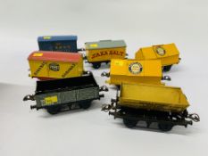 7 X VINTAGE HORNBY MECCANO 0 GAUGE WAGONS TO INCLUDE BLUE CIRCLE PORTLAND CEMENT, SAXA SALT,