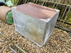 A VINTAGE GALVANISED STEEL WATER TANK (RIVETTED CONSTRUCTION) W 71CM, D 54CM,