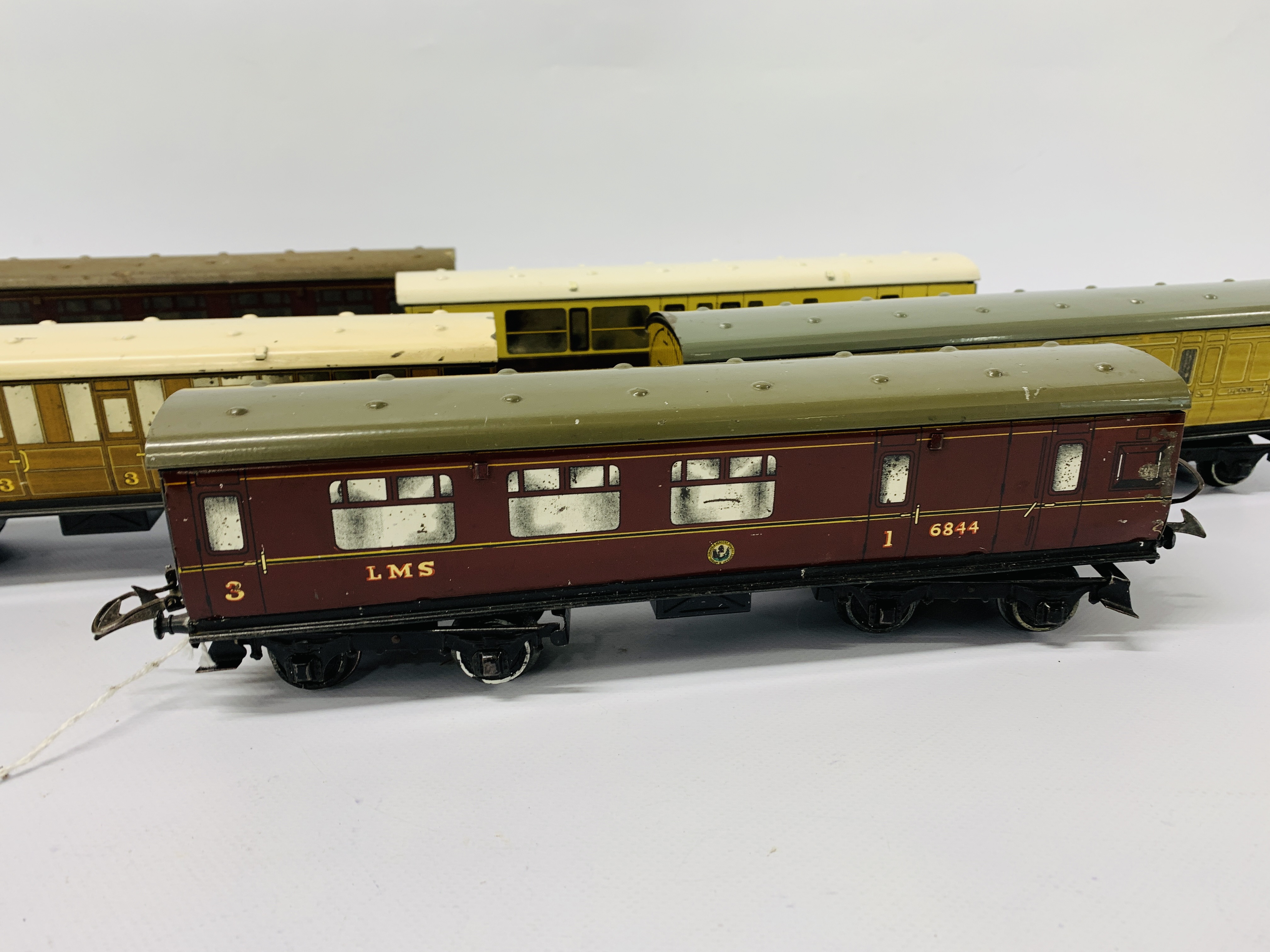 5 X VINTAGE HORNBY MECCANO 0 GAUGE CARRIAGES - Image 2 of 6