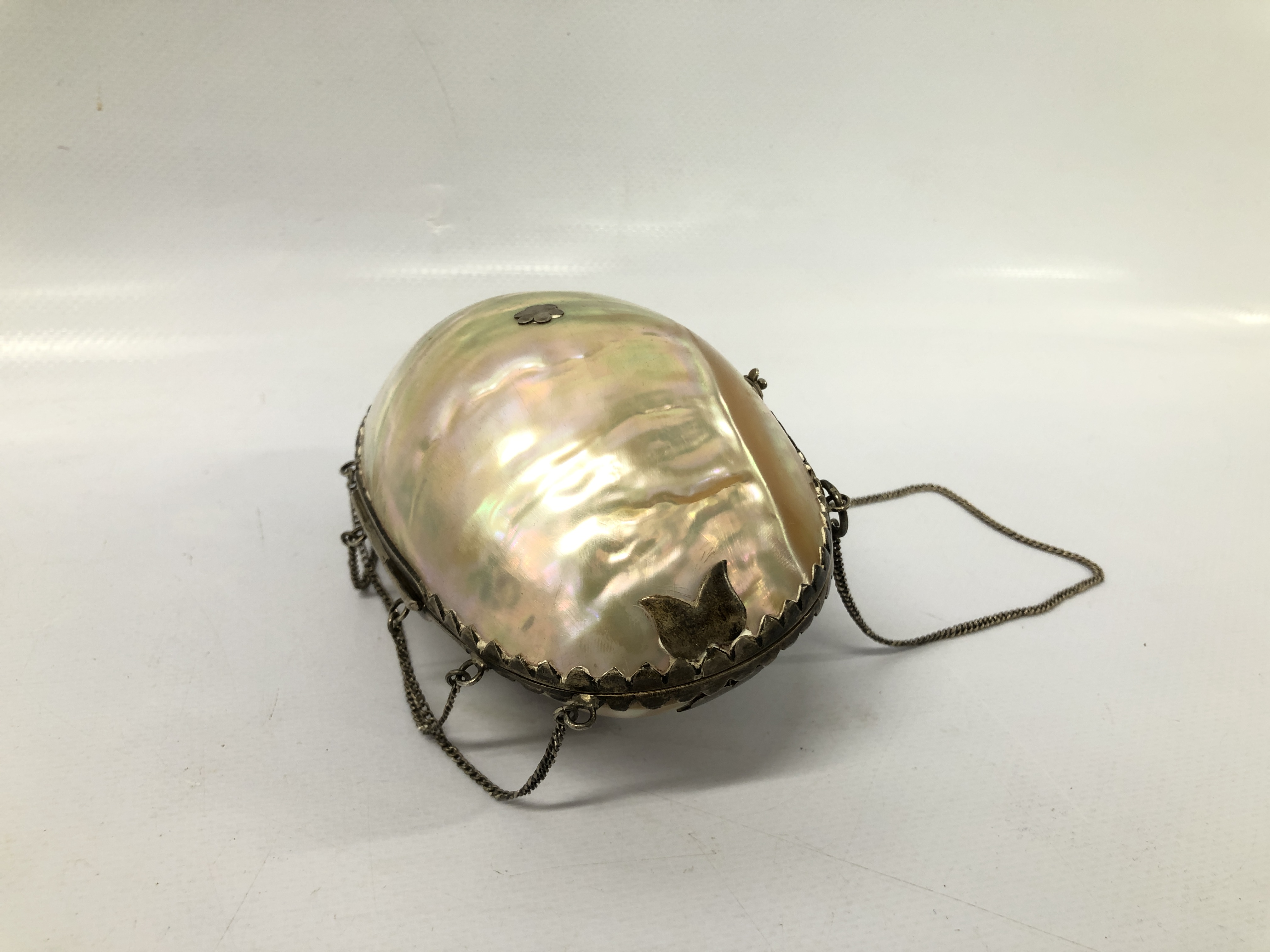 A MOTHER OF PEARL LADIES EVENING PURSE WITH WHITE METAL DETAILING CLASP FITTED WITH INTERIOR MIRROR - Image 7 of 13