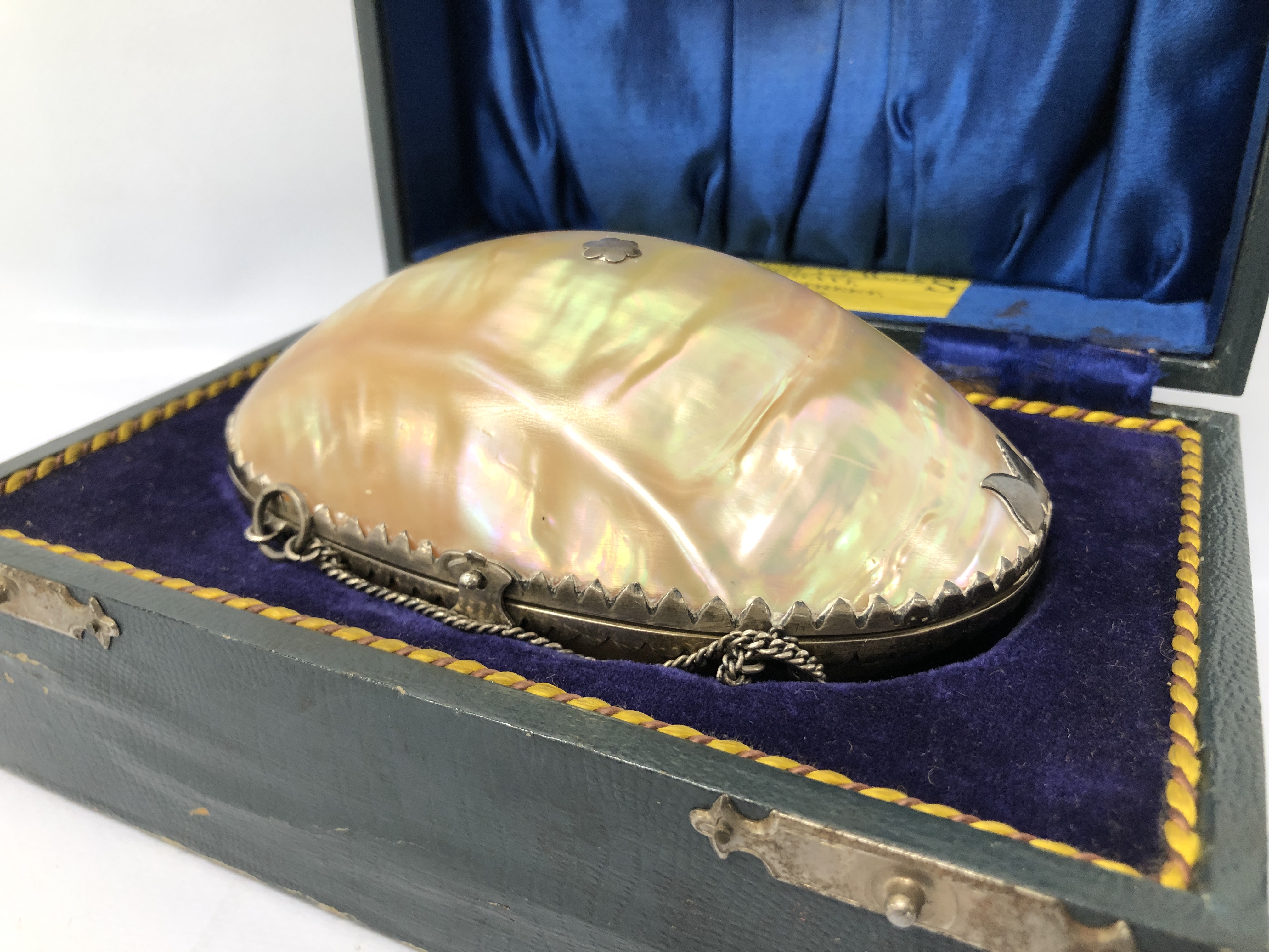 A MOTHER OF PEARL LADIES EVENING PURSE WITH WHITE METAL DETAILING CLASP FITTED WITH INTERIOR MIRROR - Image 12 of 13