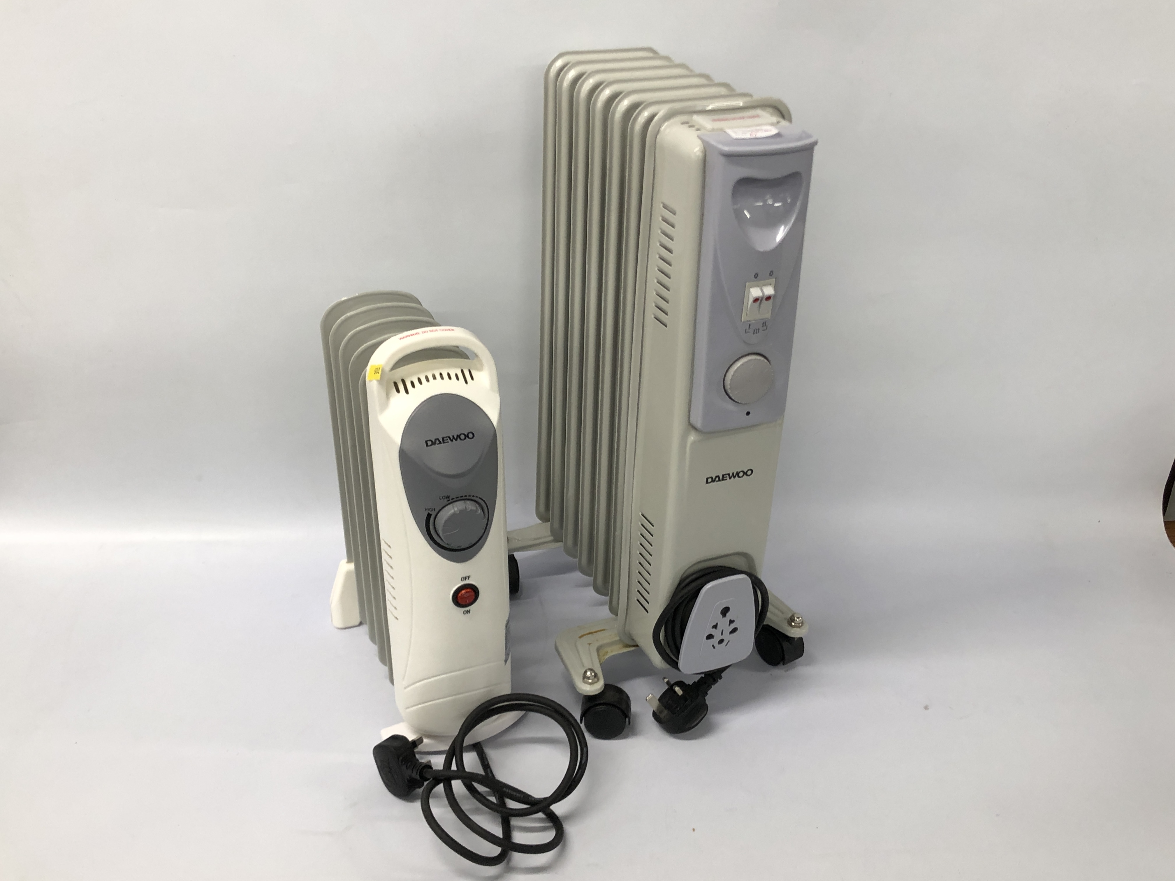 2 DAEWOO OIL FITTED ELECTRIC HEATERS, WHEELED HEATER H 54CM, W 32CM, SMALLER HEATER H 35CM,