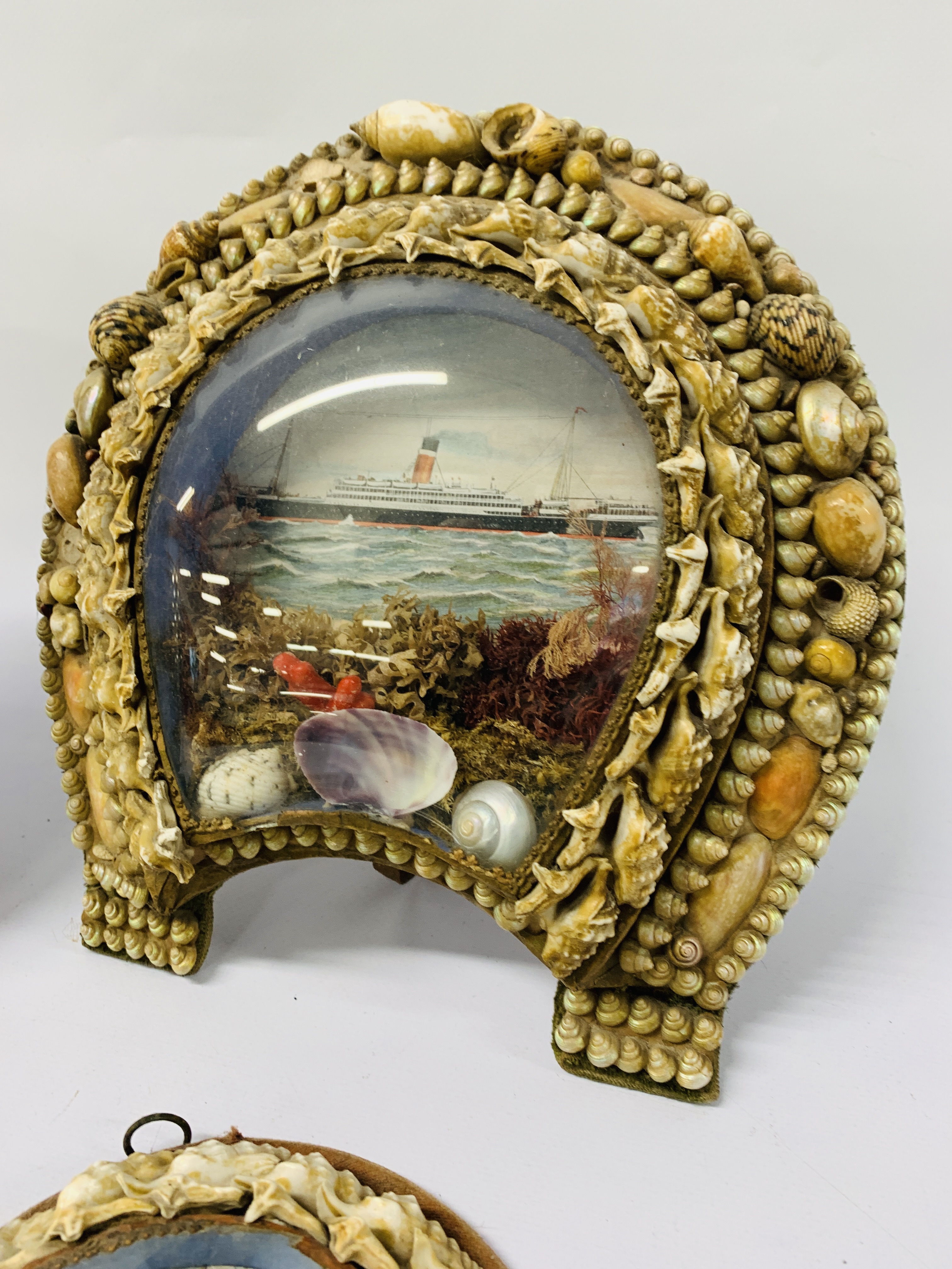 PAIR OF VINTAGE SEASHELL SOUVENIR FRAMES AND 2 CIRCULAR WALL HANGING FRAMES, - Image 4 of 5