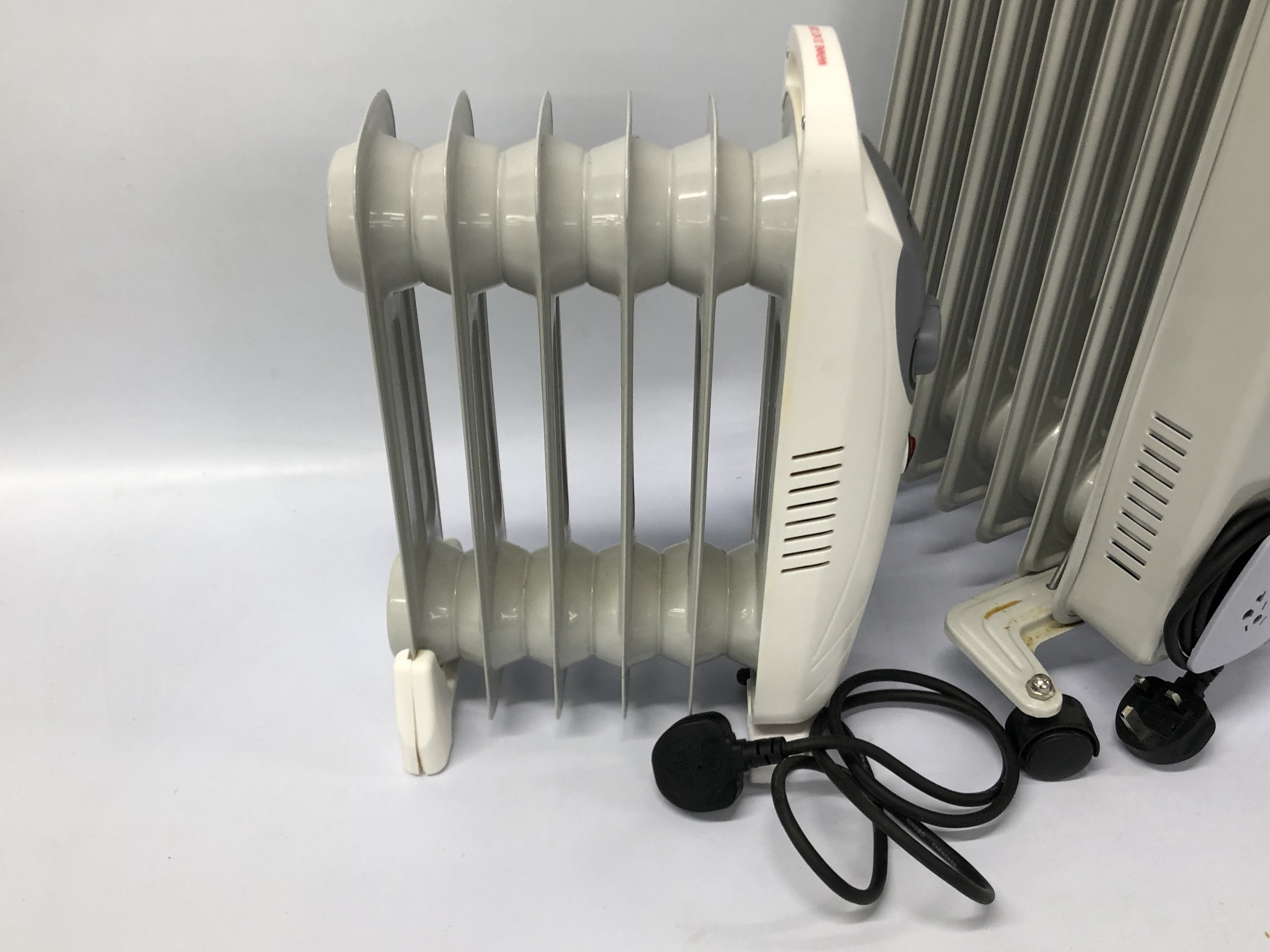 2 DAEWOO OIL FITTED ELECTRIC HEATERS, WHEELED HEATER H 54CM, W 32CM, SMALLER HEATER H 35CM, - Image 3 of 9