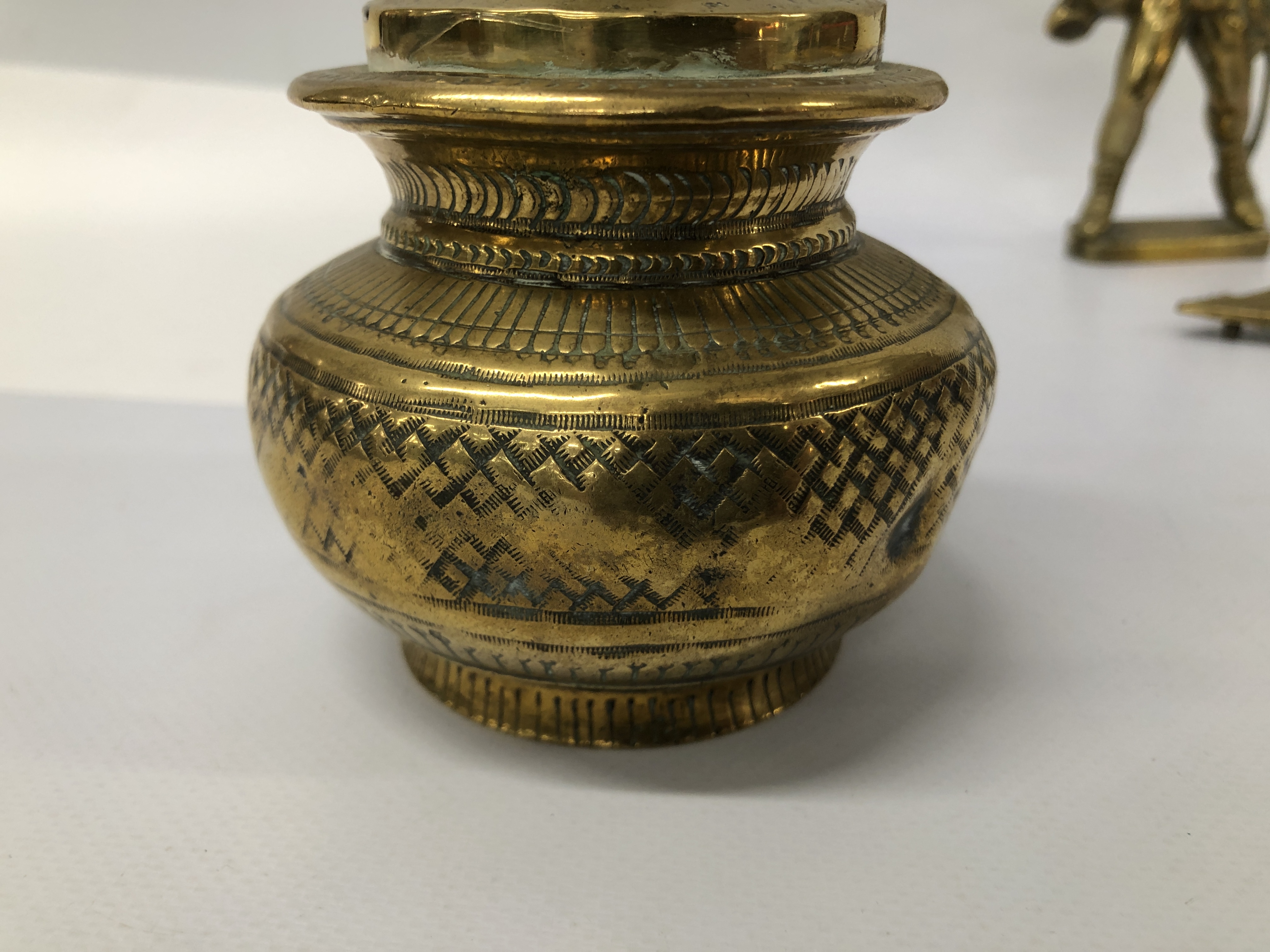 DECORATIVE BRASS INKWELL, HEAVY BRASS KINGFISHER ORNAMENT ON A DECORATIVE ENGRAVED BASE, - Image 4 of 10