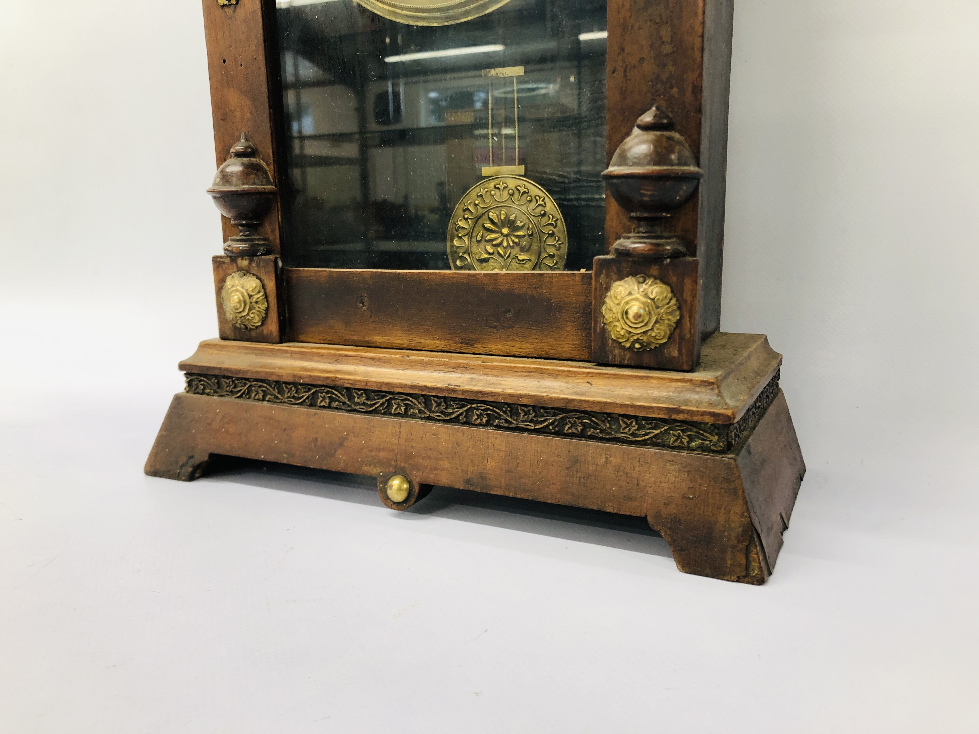 VINTAGE MAHOGANY CASED MANTEL CLOCK WITH APPLIED BRASS DETAIL - H 45CM. - Image 4 of 8