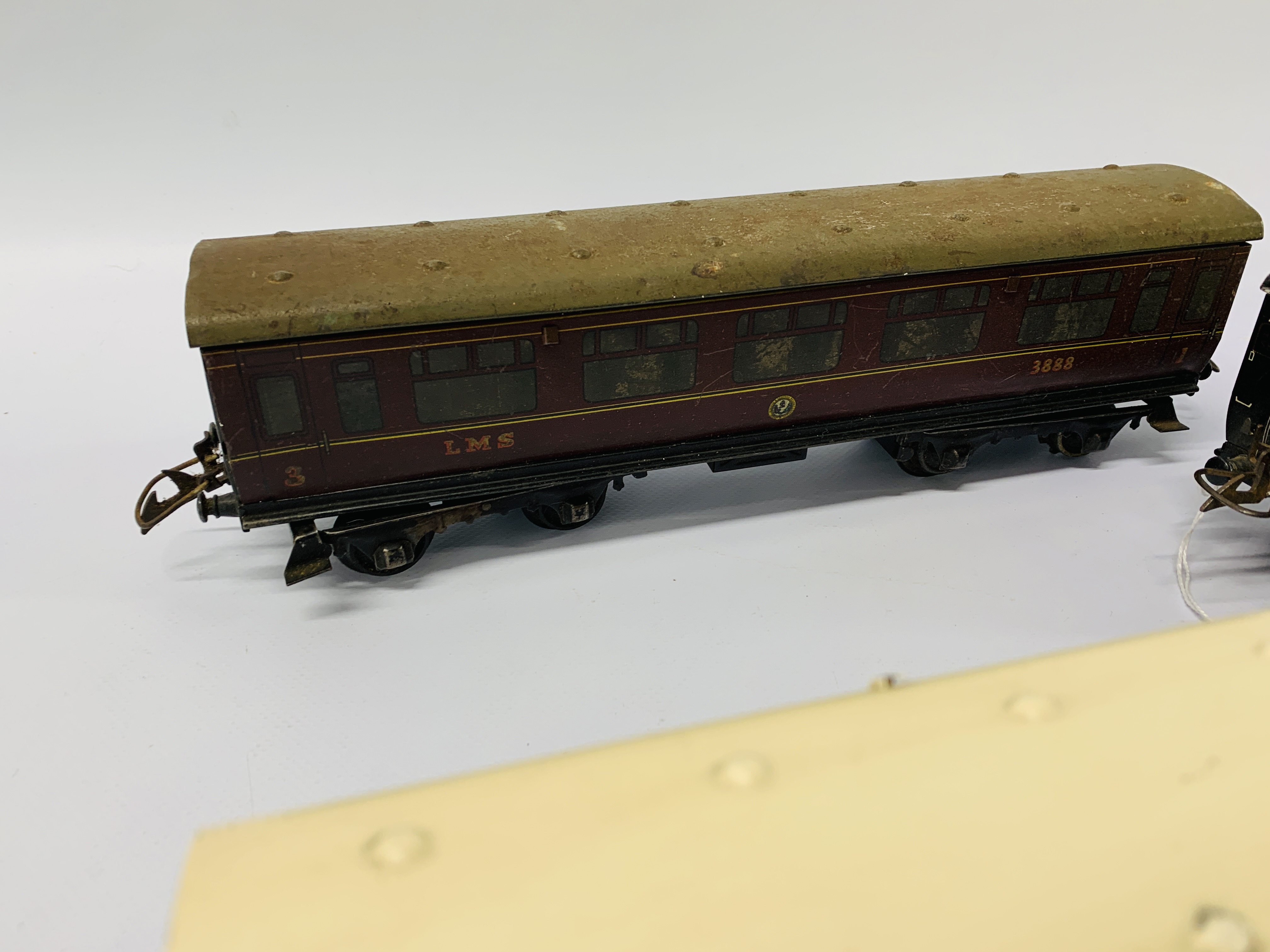 5 X VINTAGE HORNBY MECCANO 0 GAUGE CARRIAGES - Image 4 of 6