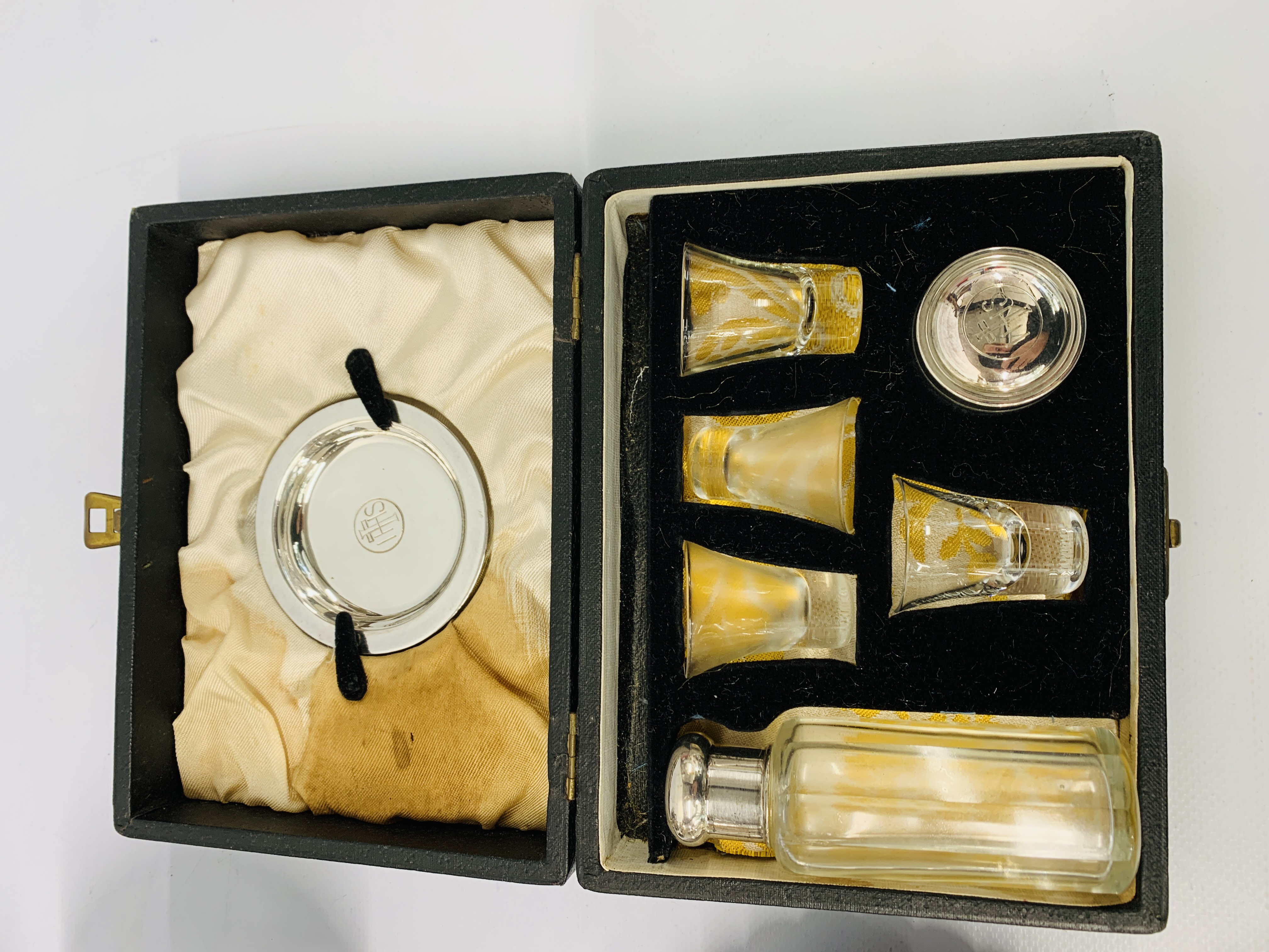 A COLLECTION OF SILVER PLATED WARES TO INCLUDE CASED COMMUNION SET, SUGAR AND CREAM CONDIMENT, - Image 3 of 7