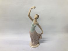 A NAO BY LLADRO PORCELAIN FIGURE OF BALLET GIRL H 34CM