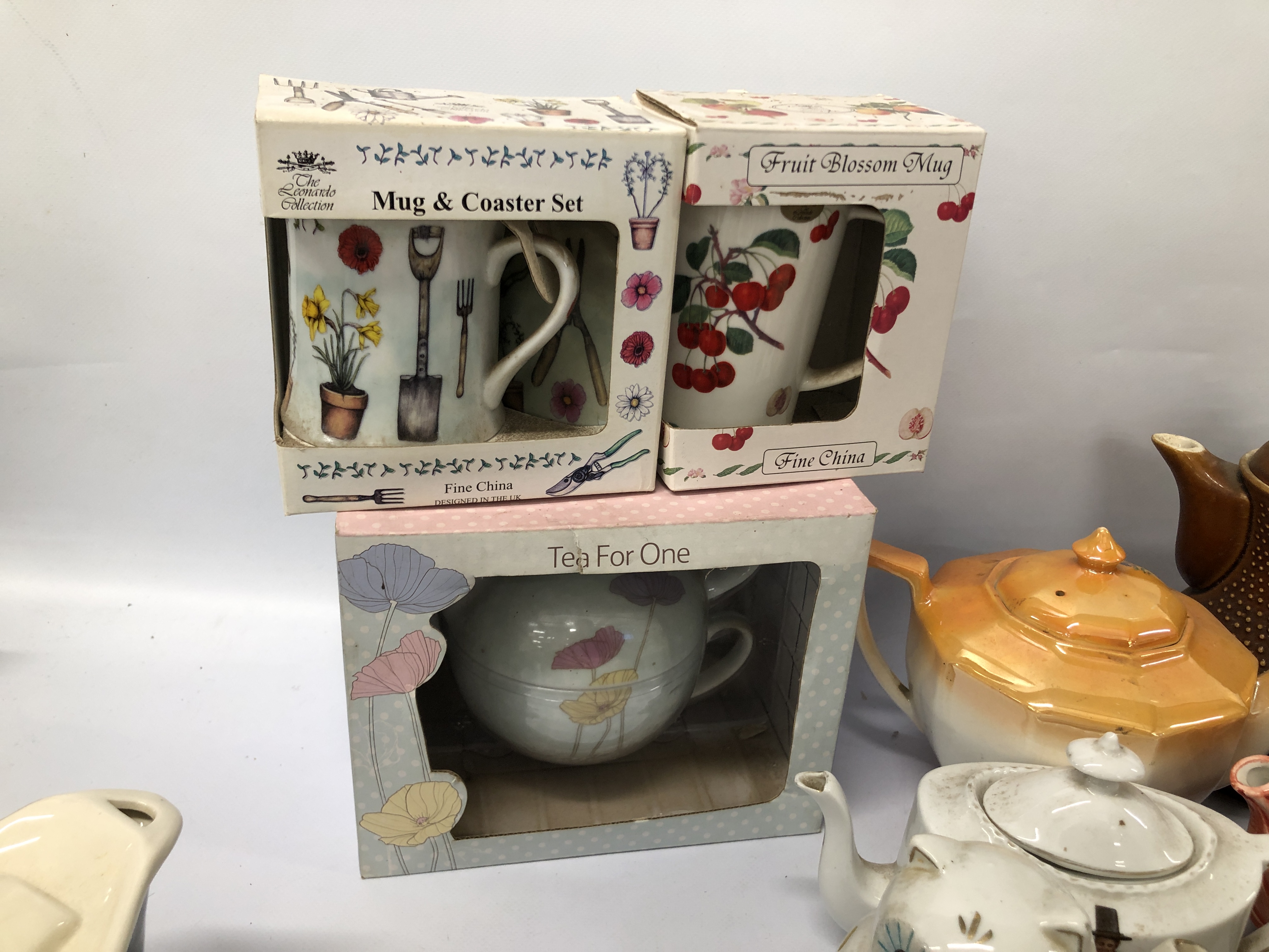 DECORATIVE TEAPOTS TO INCLUDE HOUSES, - Image 3 of 12