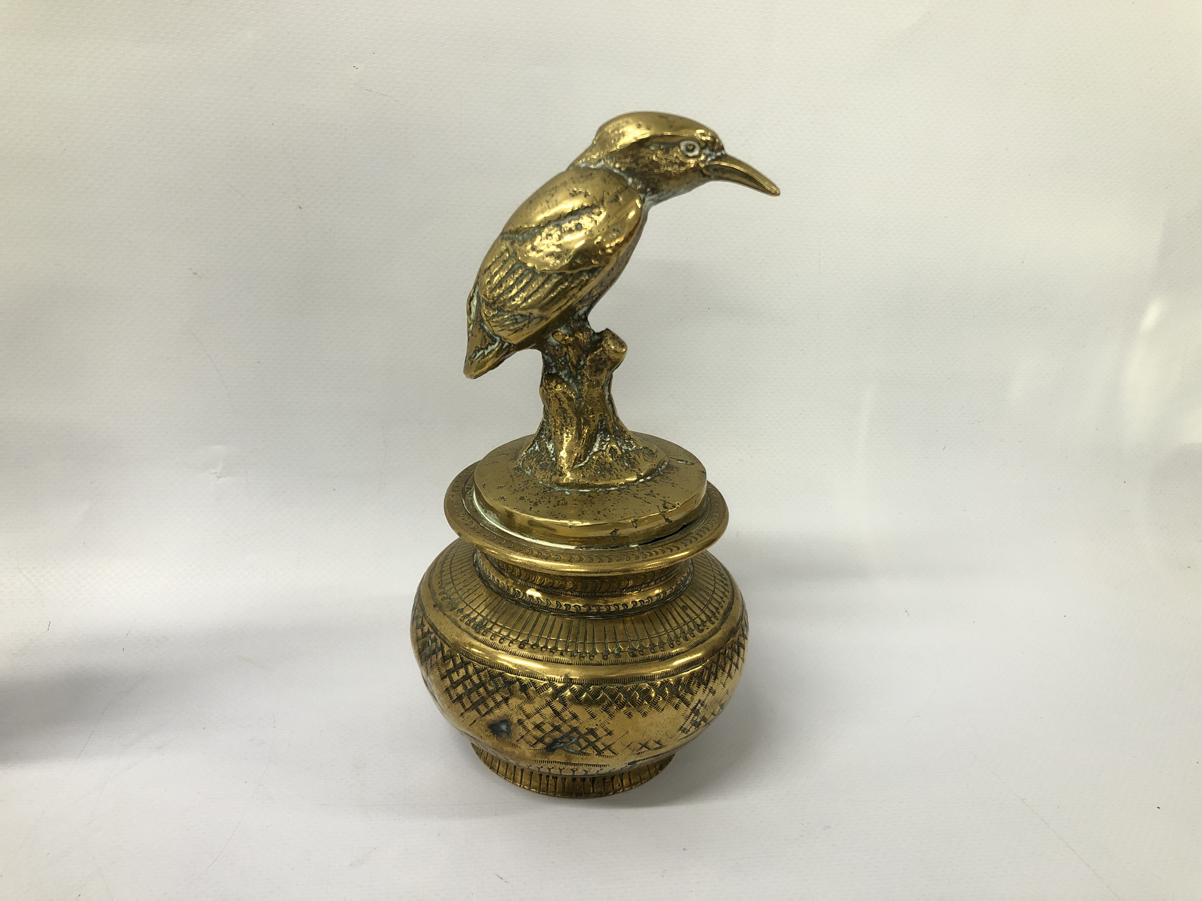 DECORATIVE BRASS INKWELL, HEAVY BRASS KINGFISHER ORNAMENT ON A DECORATIVE ENGRAVED BASE, - Image 3 of 10