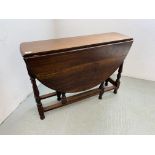 EARLY 20th CENTURY MAHOGANY DROP LEAF TABLE ON TURNED SUPPORTS - H 72CM W 100CM.