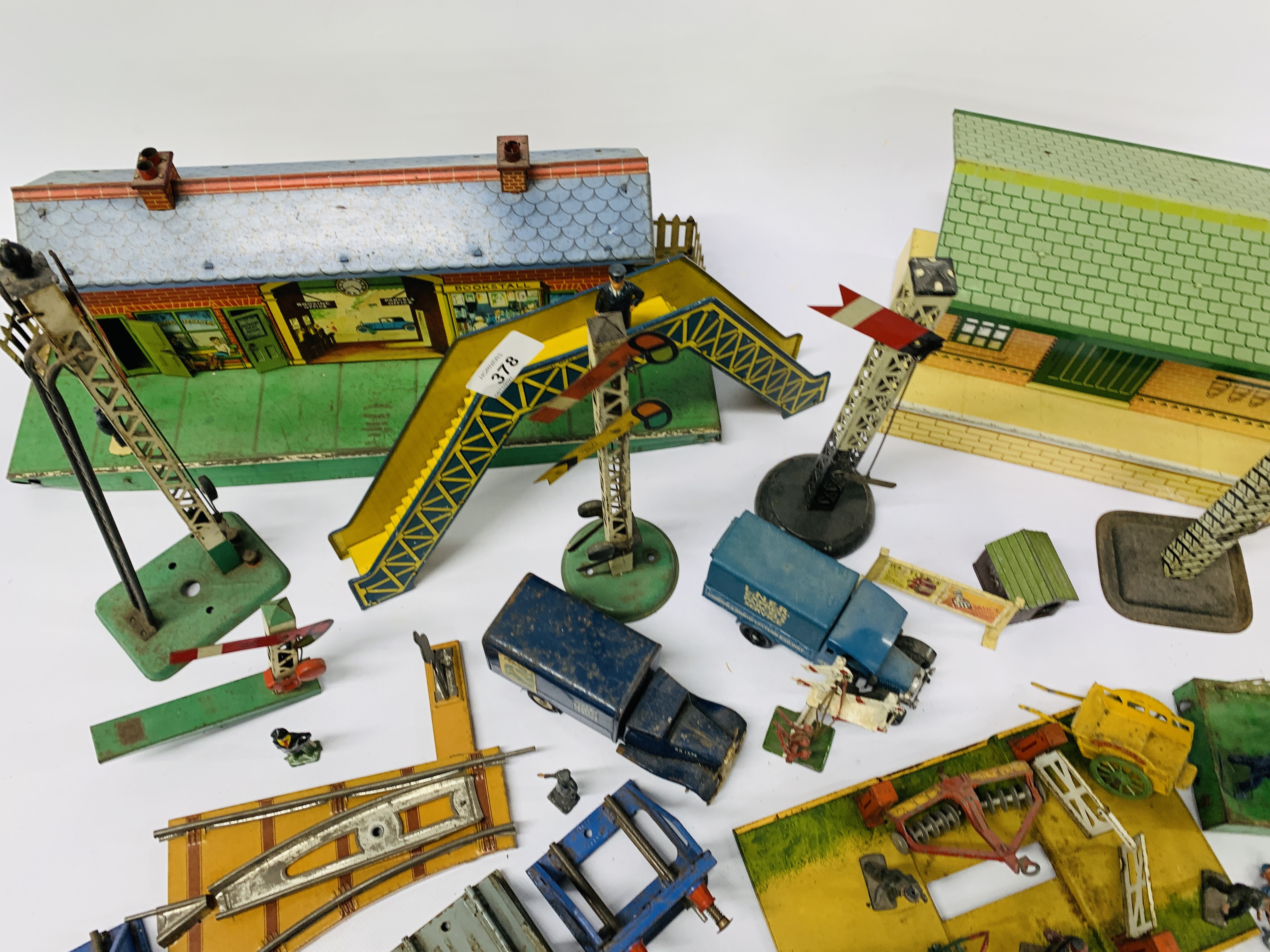 A COLLECTION OF HORNBY MECCANO TRACKSIDE BUILDINGS, BRIDGES, SIGNALS, 5 KEYS, VEHICLES ETC. - Image 17 of 23